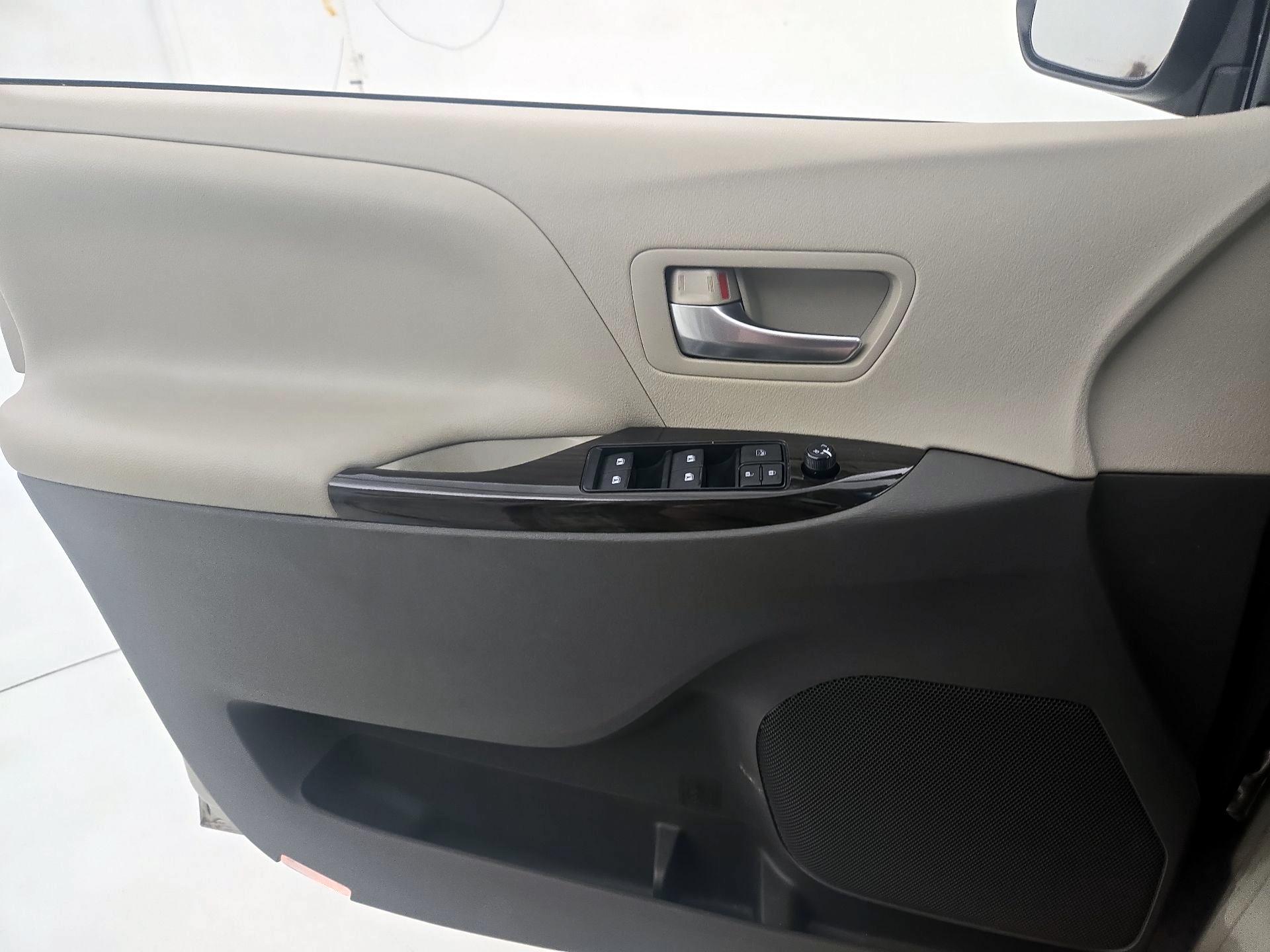 Thumbnail: 2017 Toyota Sienna - 12