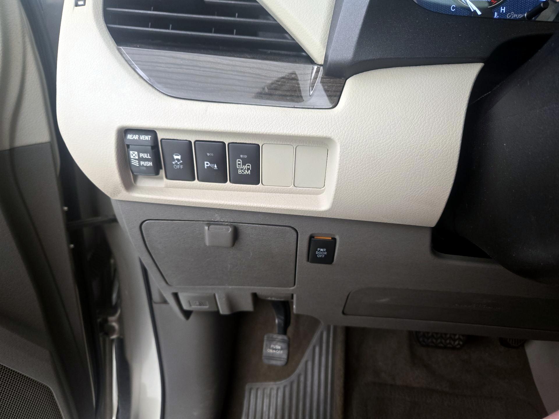 Thumbnail: 2017 Toyota Sienna - 13