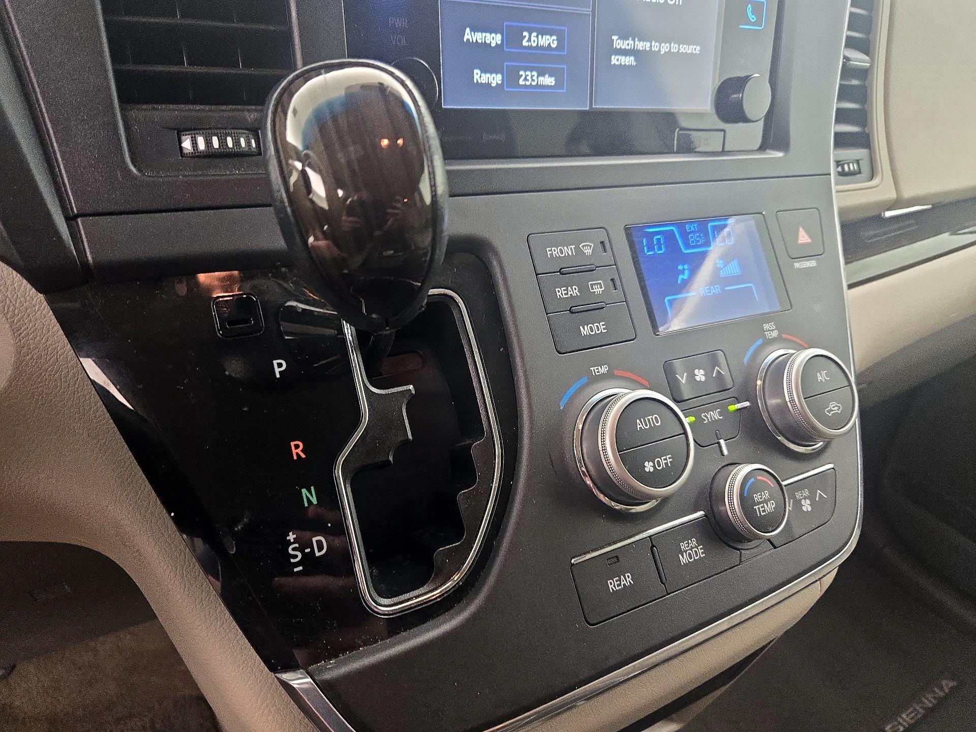 Thumbnail: 2017 Toyota Sienna - 17