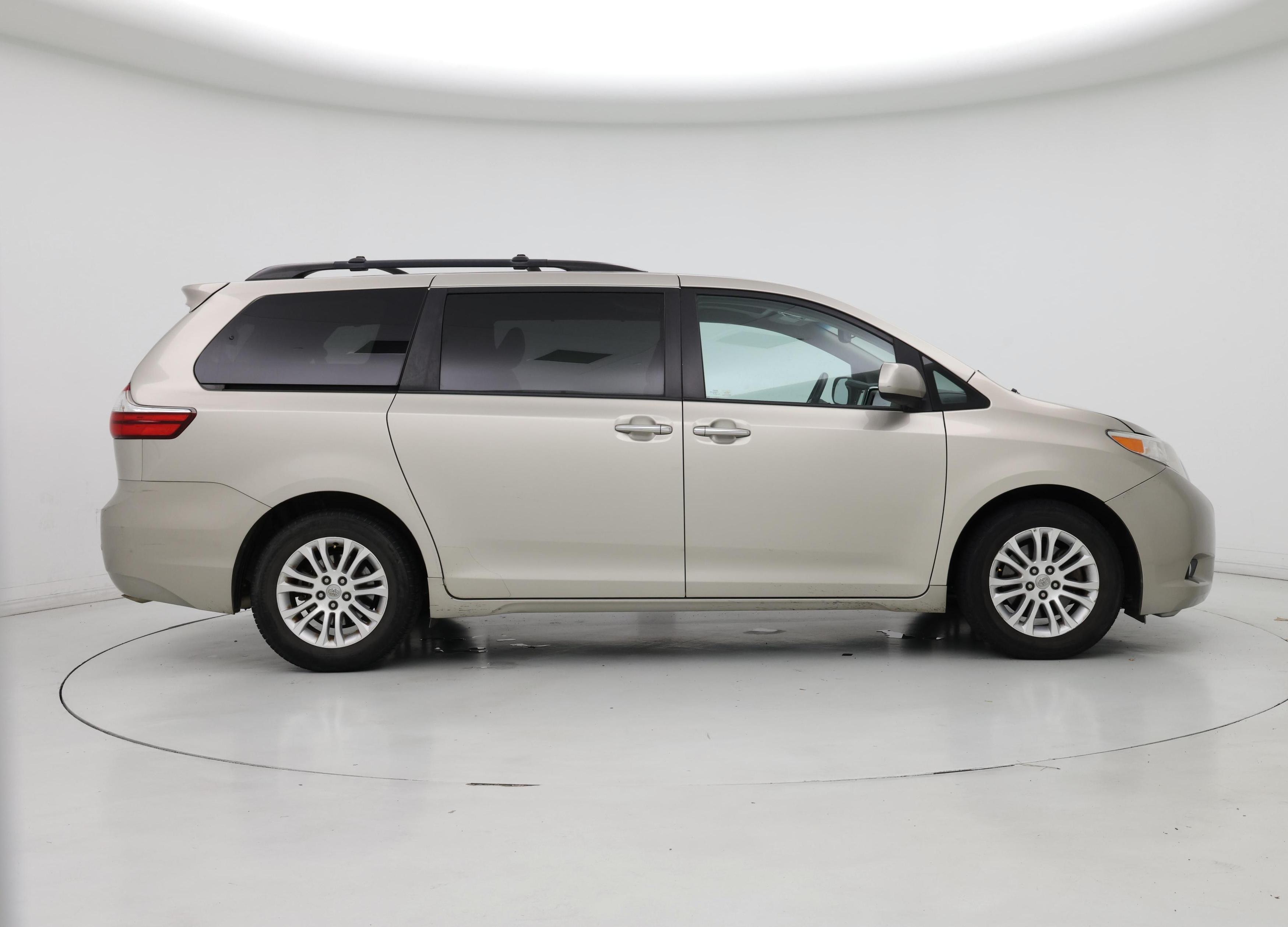 Thumbnail: 2017 Toyota Sienna - 7