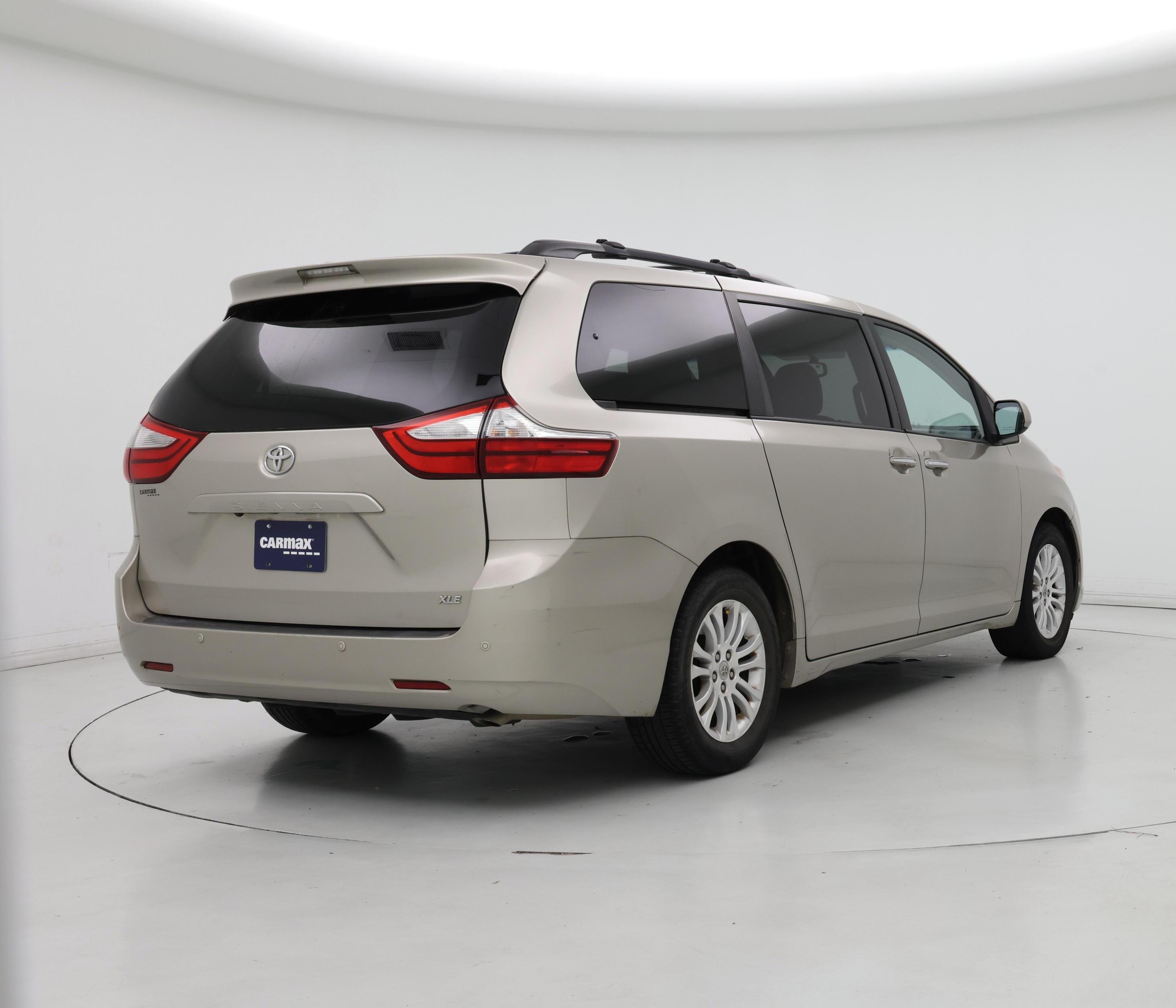 Thumbnail: 2017 Toyota Sienna - 8