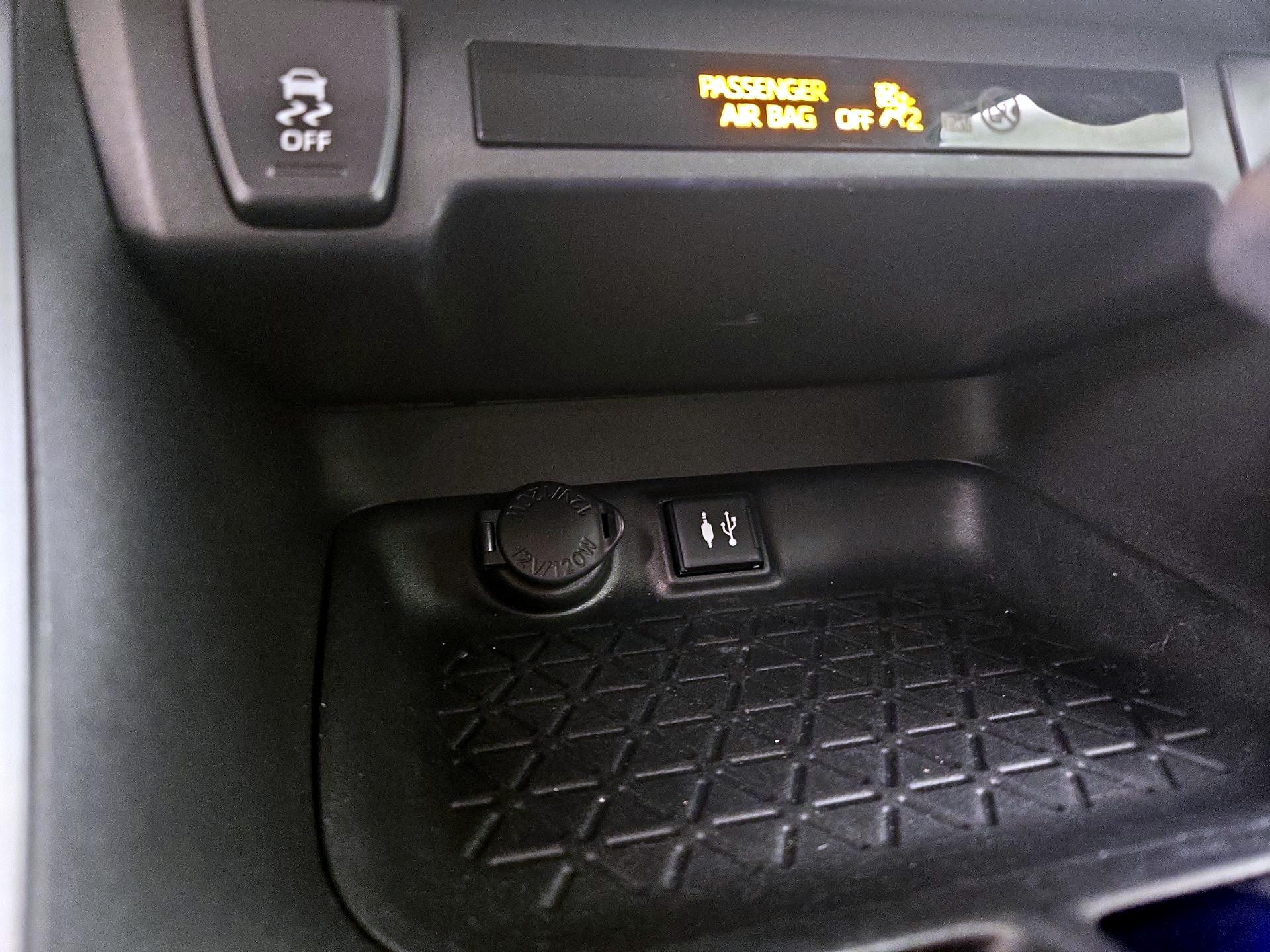 Thumbnail: 2019 Toyota RAV4 - 18