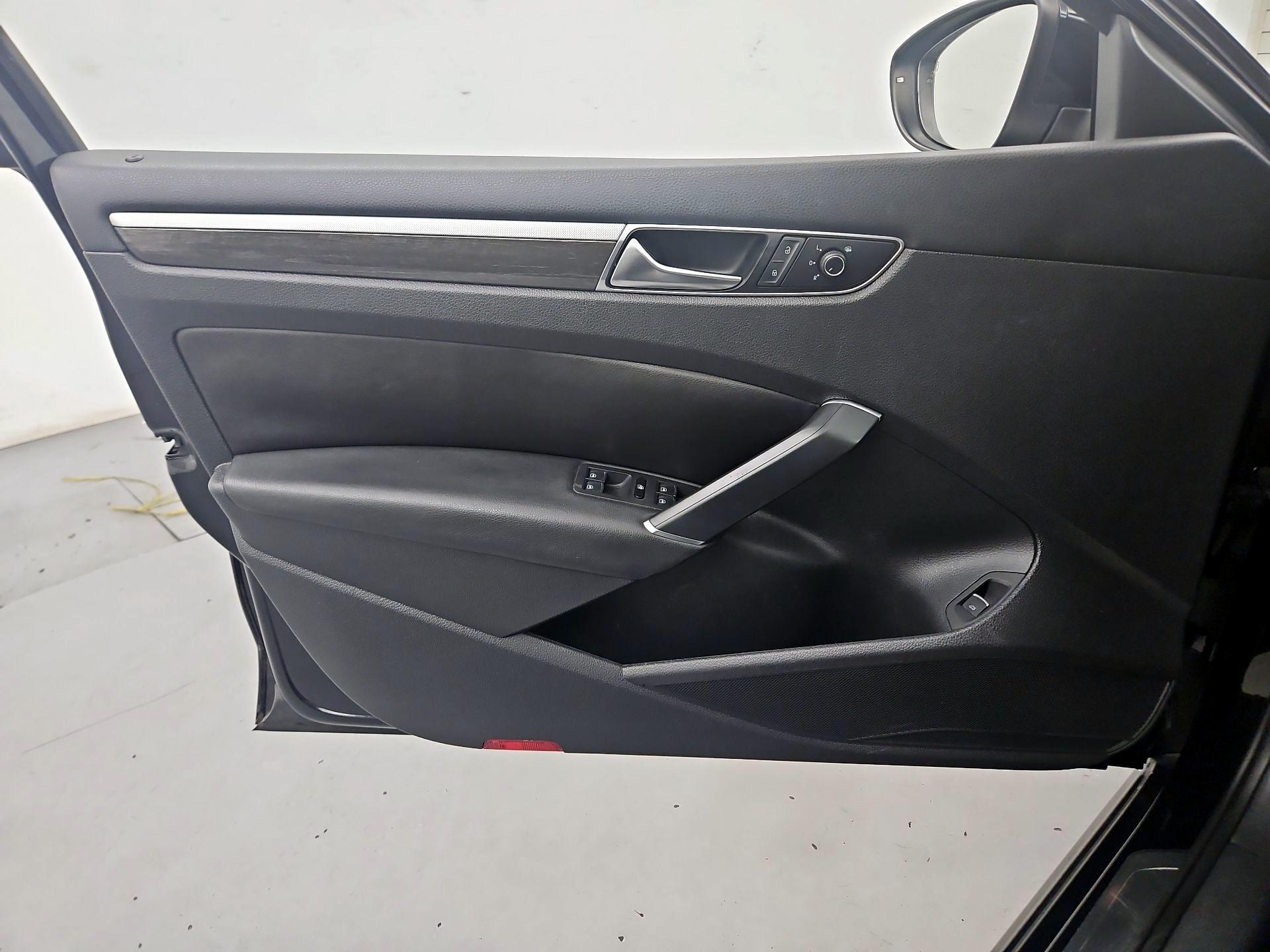 Thumbnail: 2016 Volkswagen Passat - 12