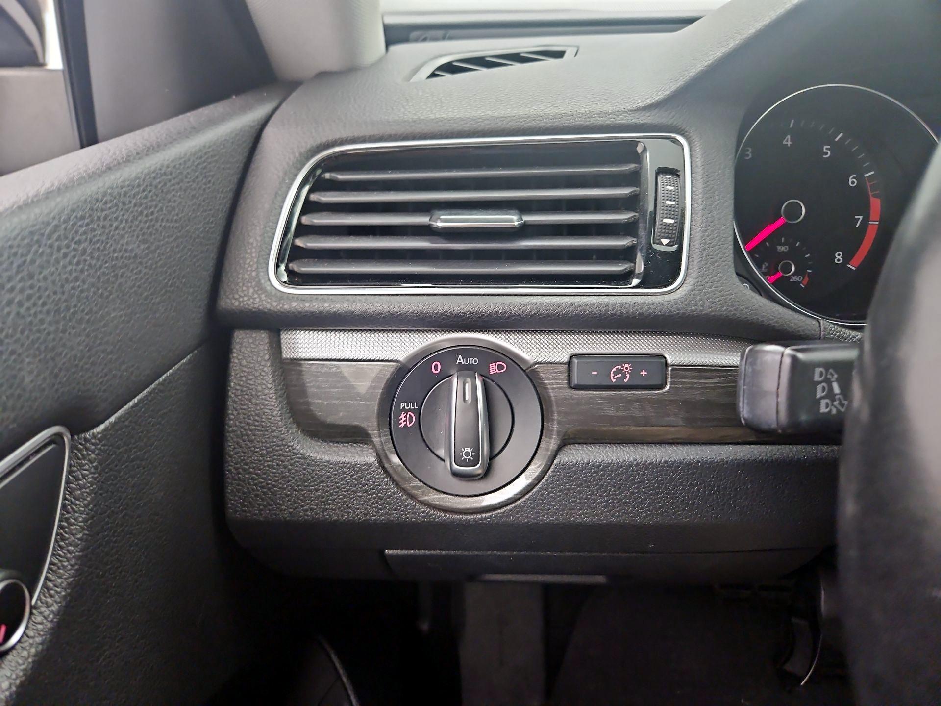 Thumbnail: 2016 Volkswagen Passat - 13