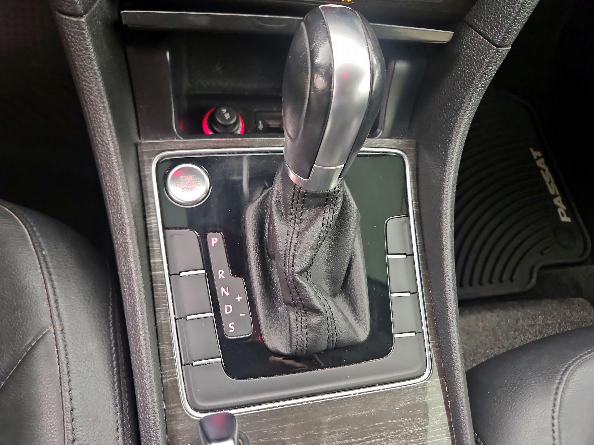 Thumbnail: 2016 Volkswagen Passat - 17