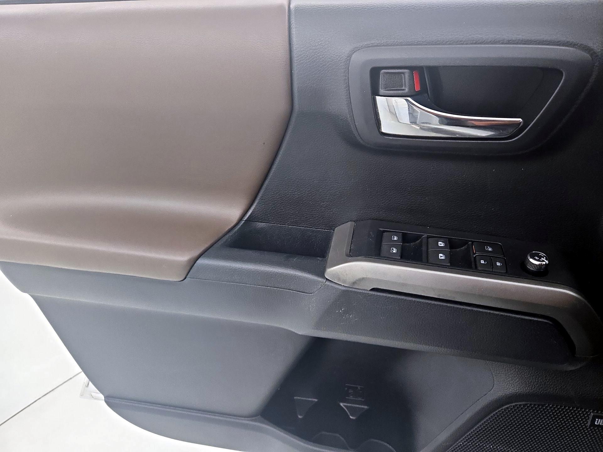 Thumbnail: 2016 Toyota Tacoma - 12