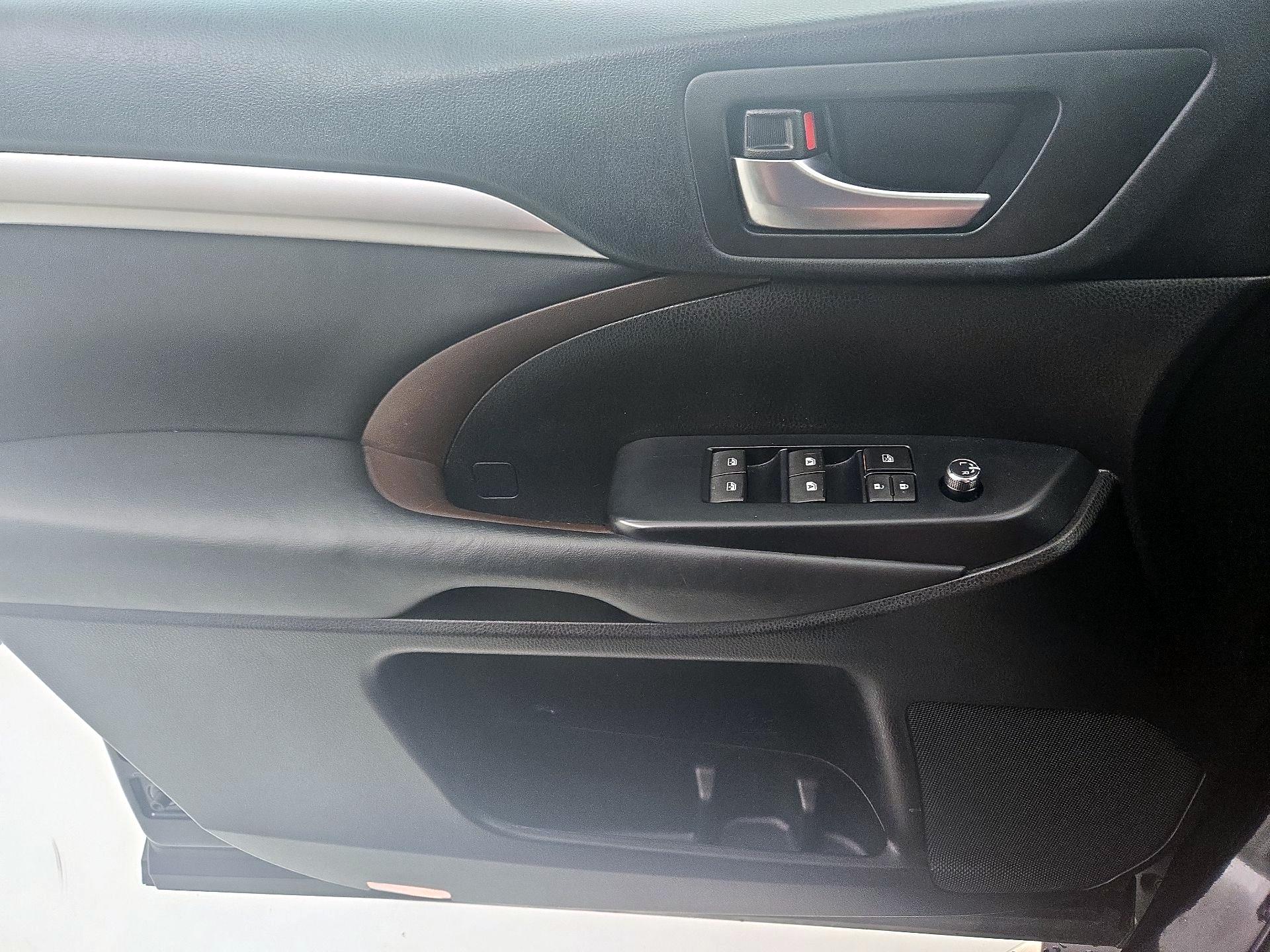 Thumbnail: 2019 Toyota Highlander - 12