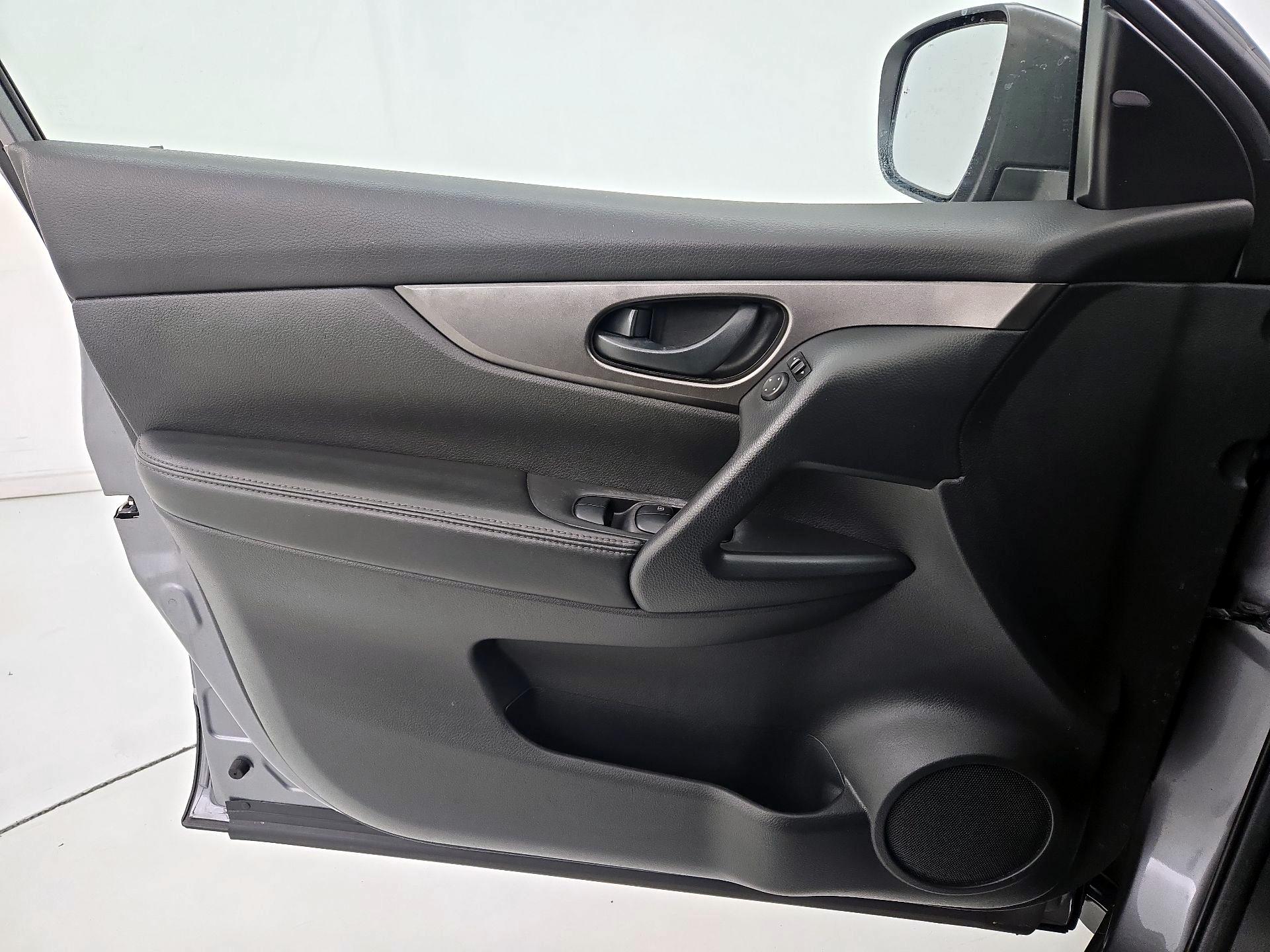 Thumbnail: 2020 Nissan Rogue Sport - 12