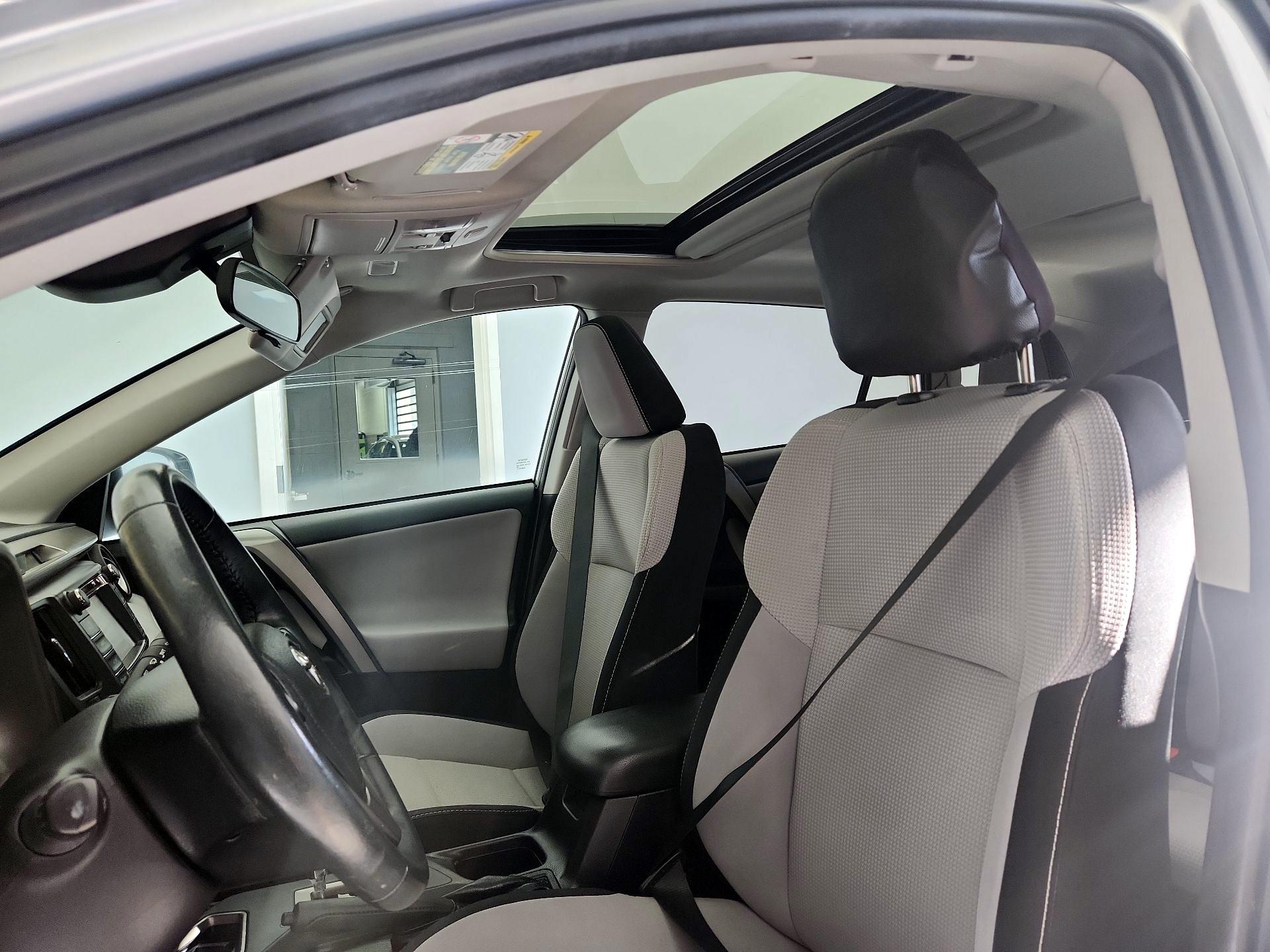 Thumbnail: 2018 Toyota RAV4 - 19