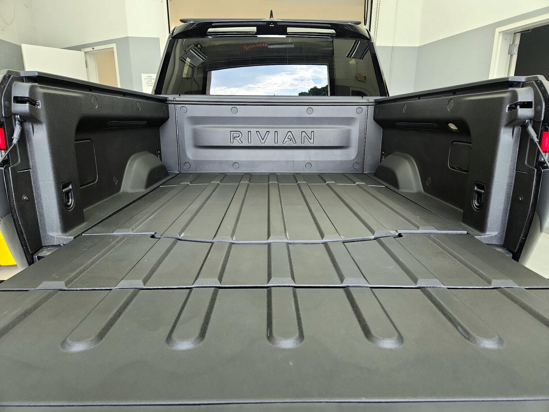 Thumbnail: 2025 Rivian R1T - 19
