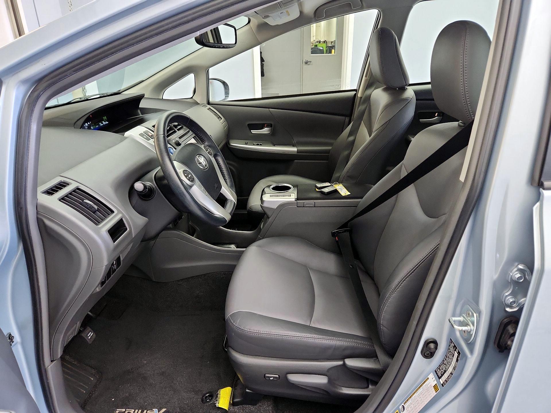 Thumbnail: 2013 Toyota Prius v - 11