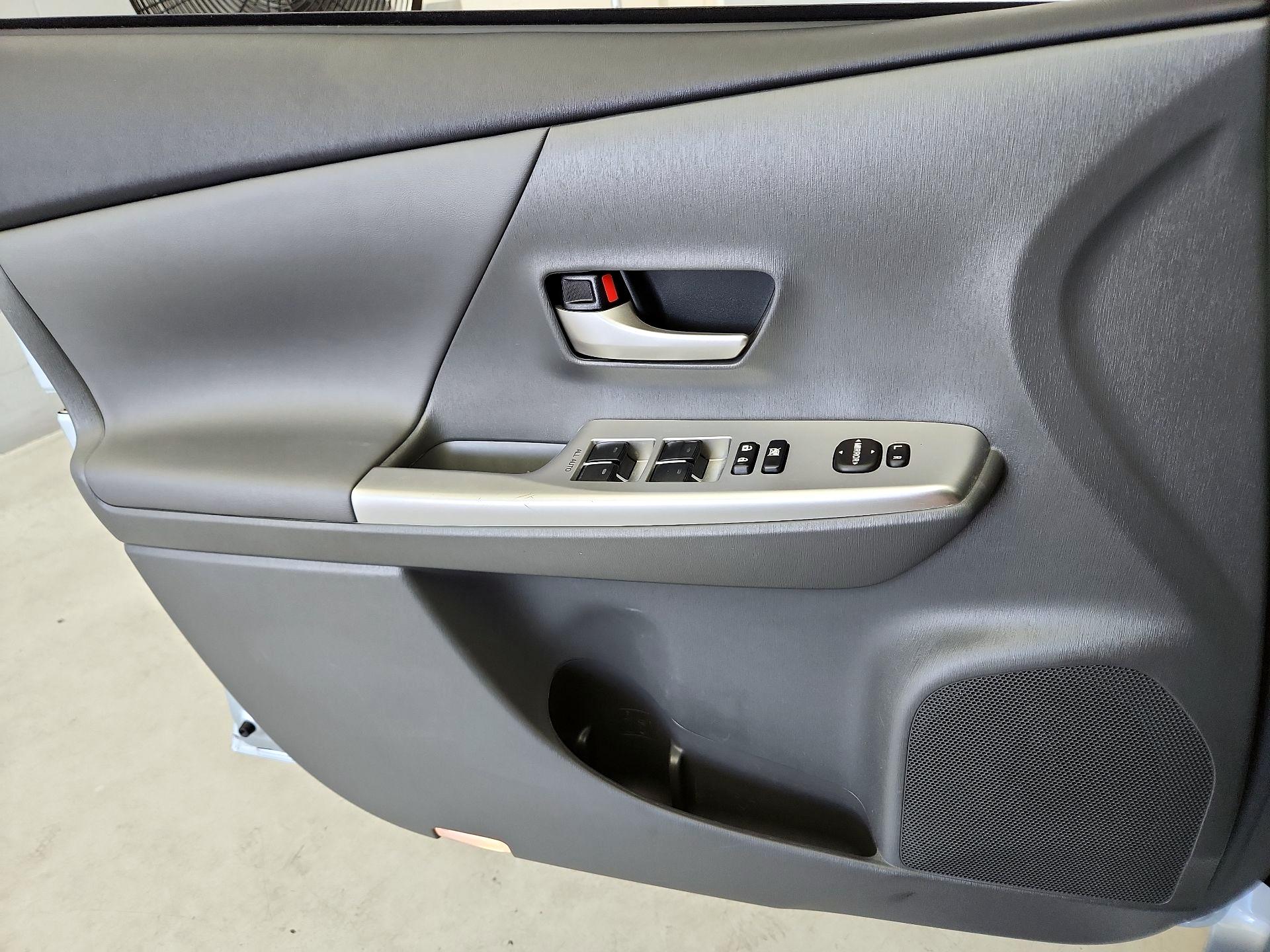 Thumbnail: 2013 Toyota Prius v - 12