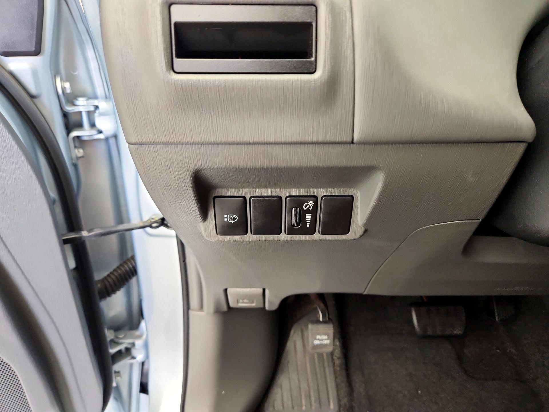 Thumbnail: 2013 Toyota Prius v - 13