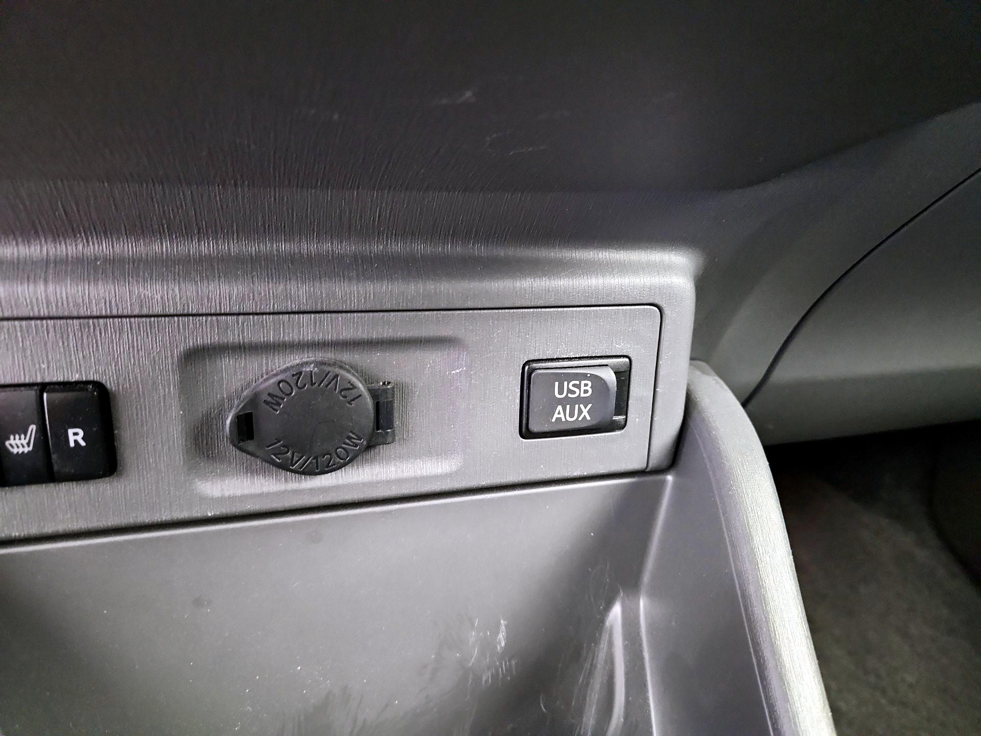 Thumbnail: 2013 Toyota Prius v - 18