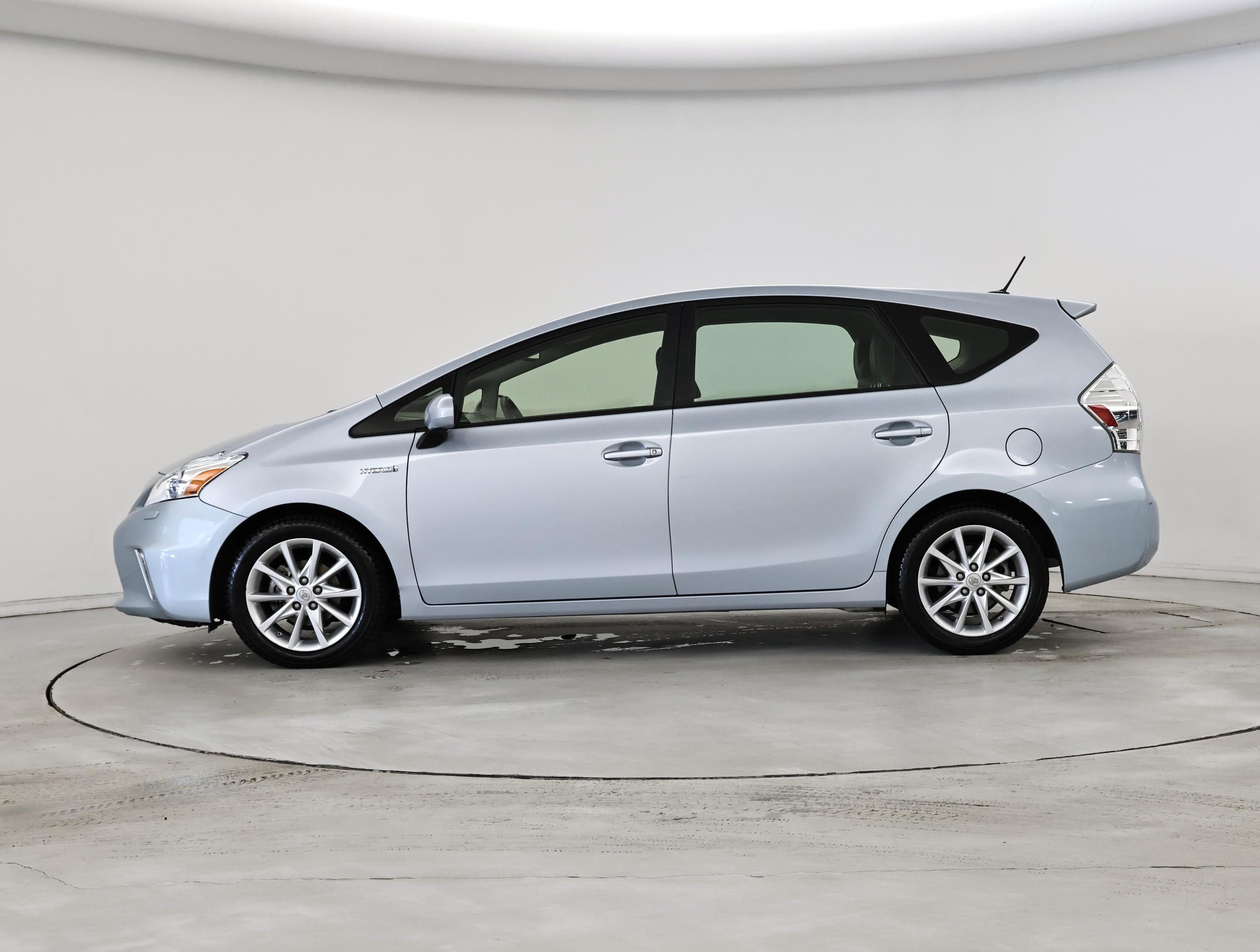 Thumbnail: 2013 Toyota Prius v - 3