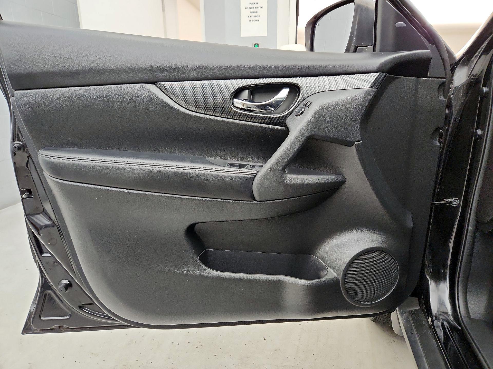 Thumbnail: 2016 Nissan Rogue - 12