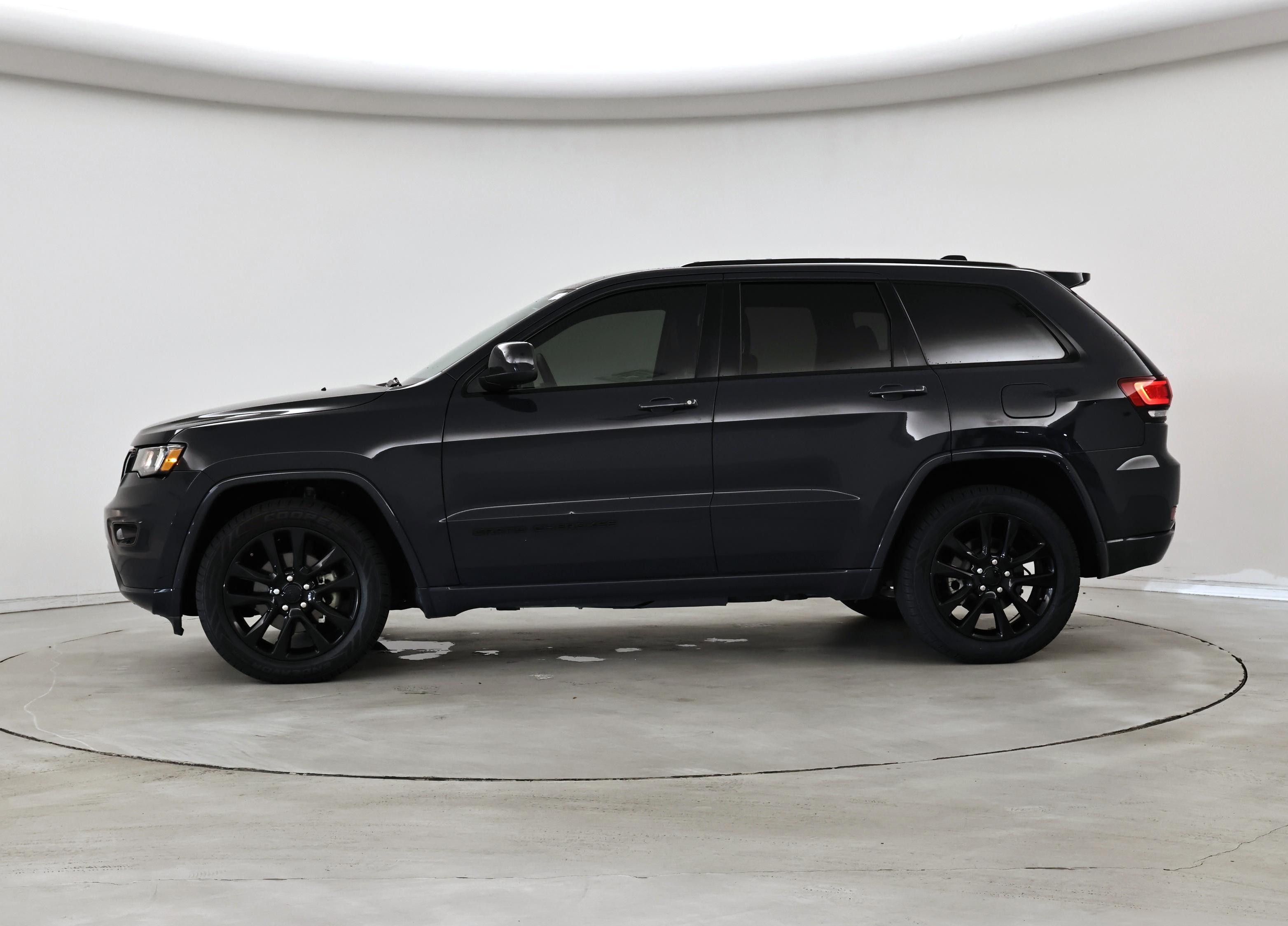 Thumbnail: 2018 Jeep Grand Cherokee - 3
