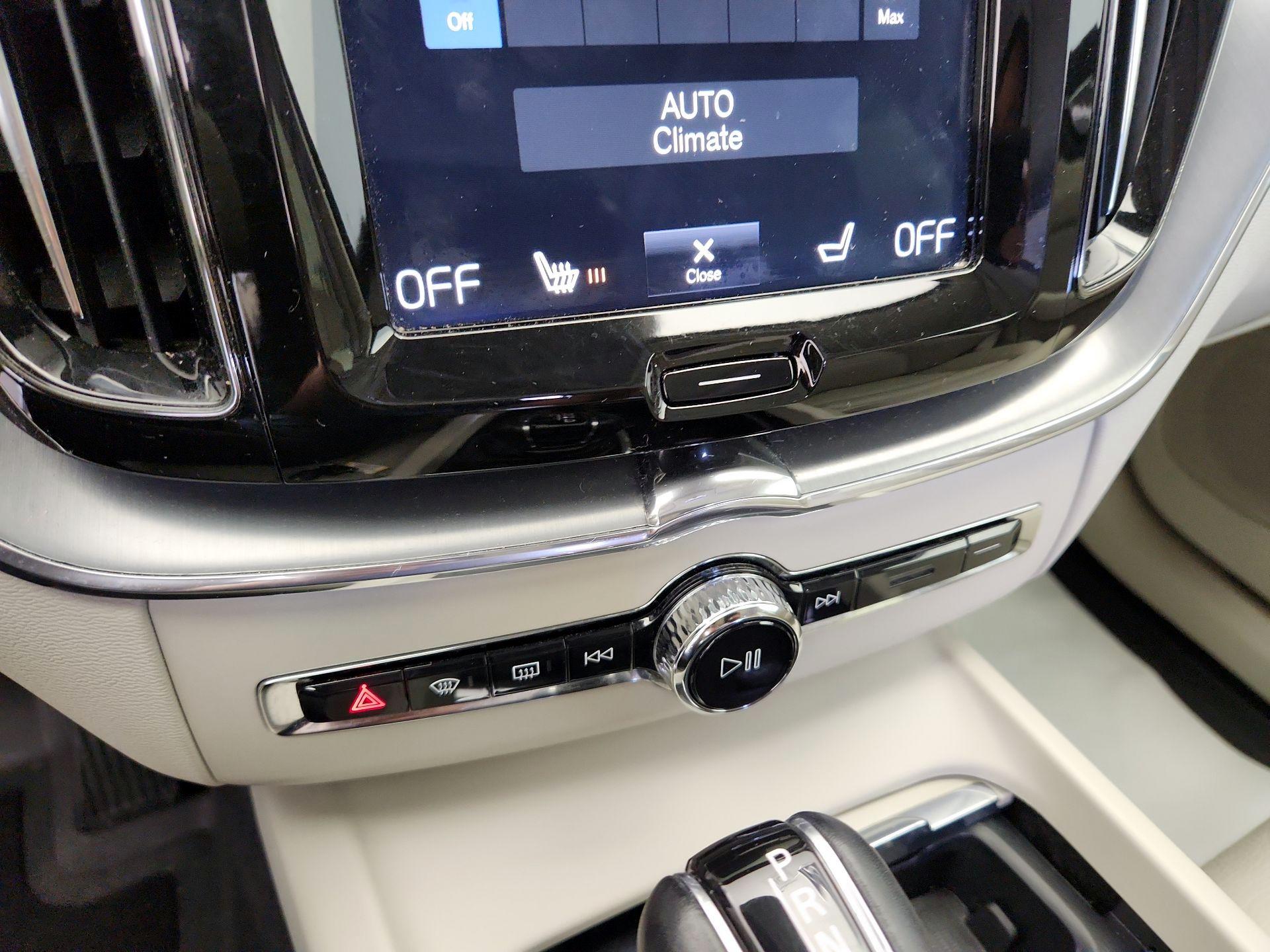 Thumbnail: 2019 Volvo XC60 - 16