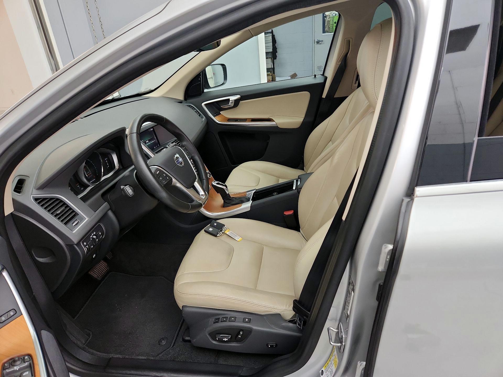 Thumbnail: 2017 Volvo XC60 - 11