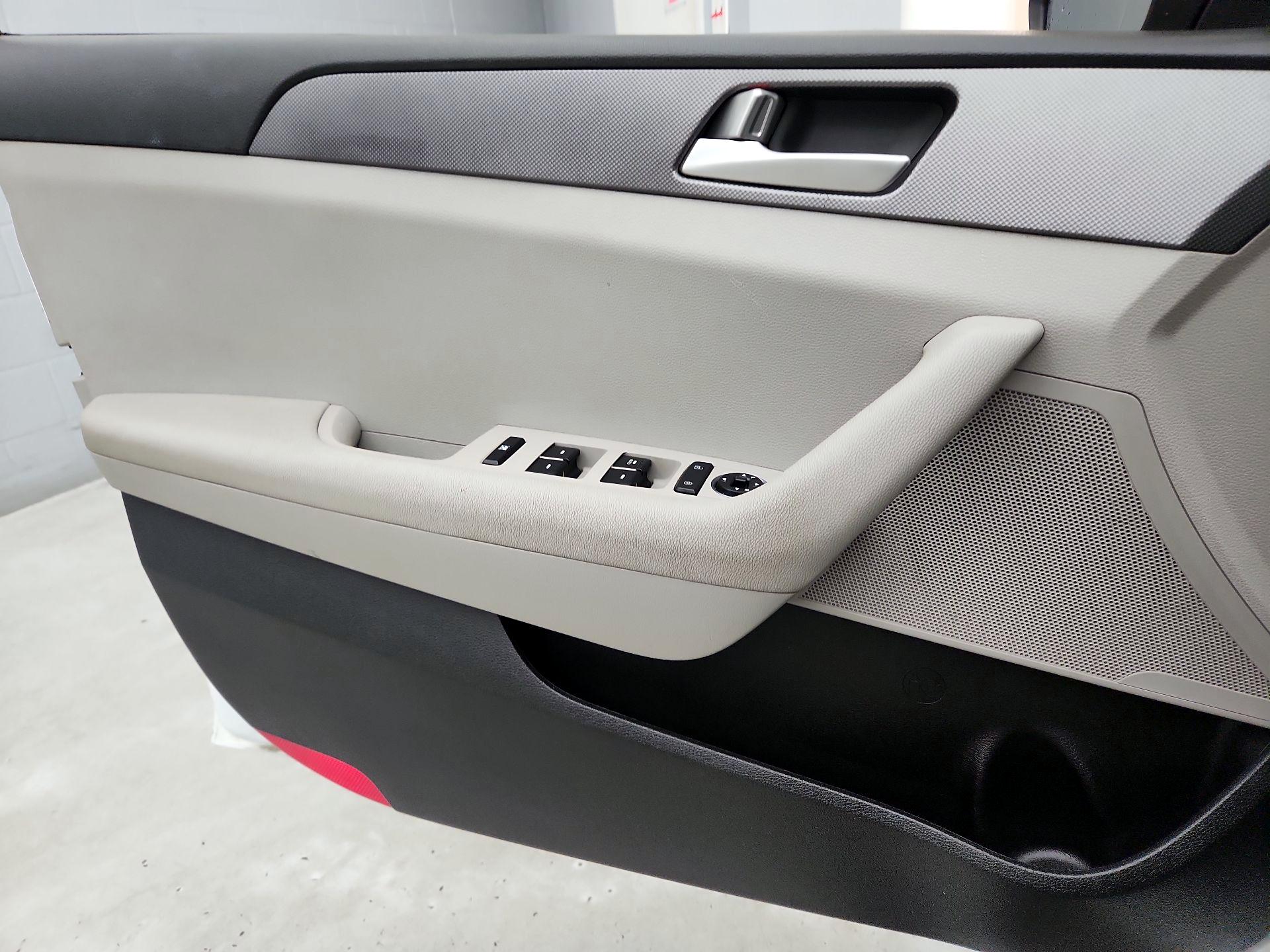 Thumbnail: 2016 Hyundai Sonata - 12