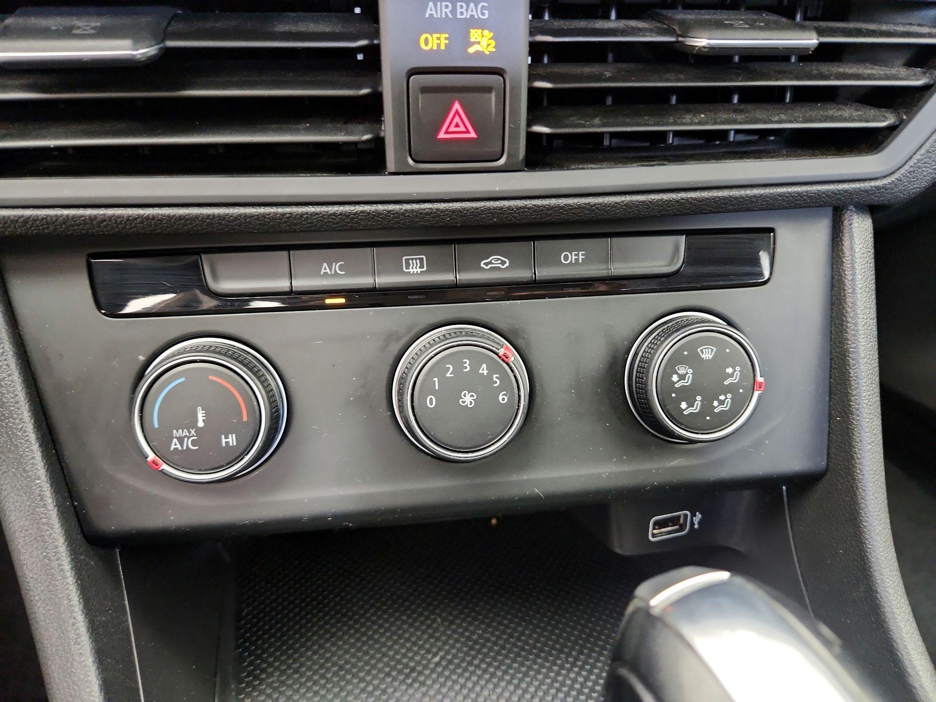 Thumbnail: 2019 Volkswagen Jetta - 16
