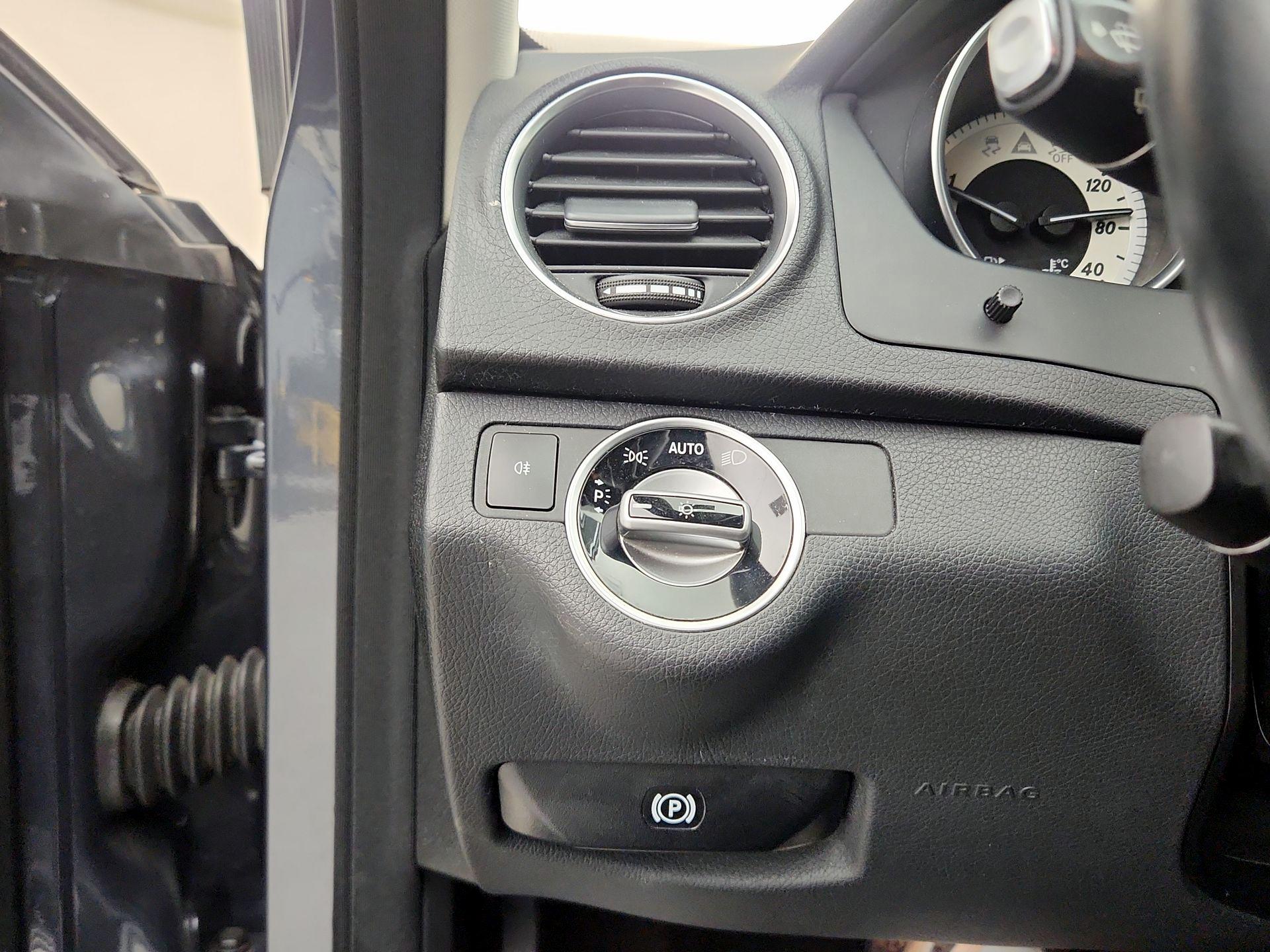 Thumbnail: 2014 Mercedes-Benz C-Class - 13