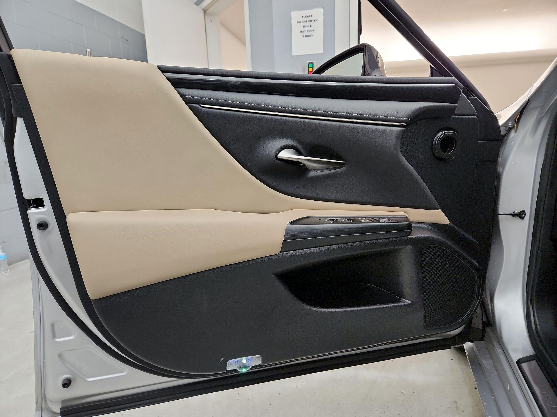 Thumbnail: 2021 Lexus ES - 12
