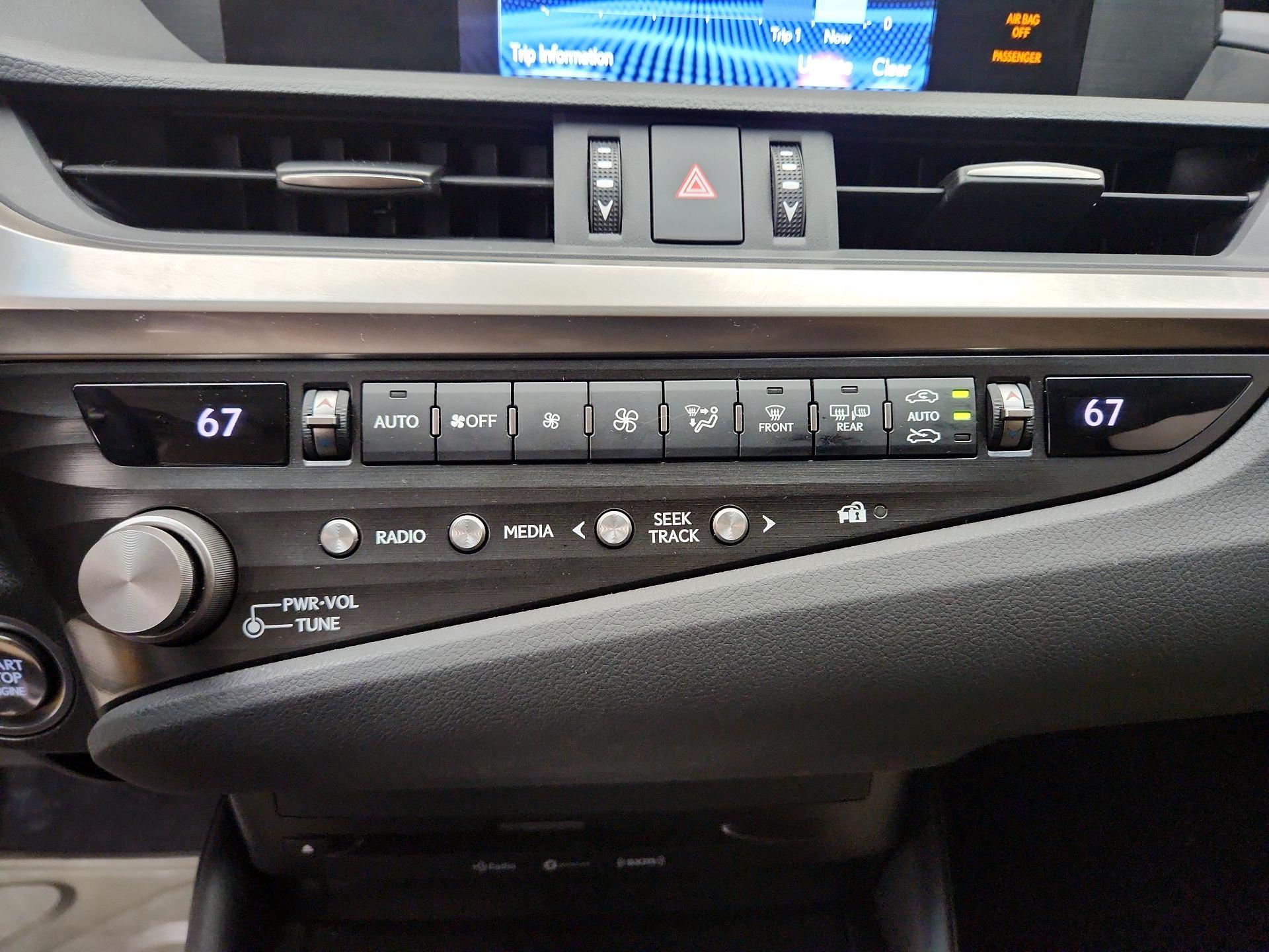 Thumbnail: 2021 Lexus ES - 16