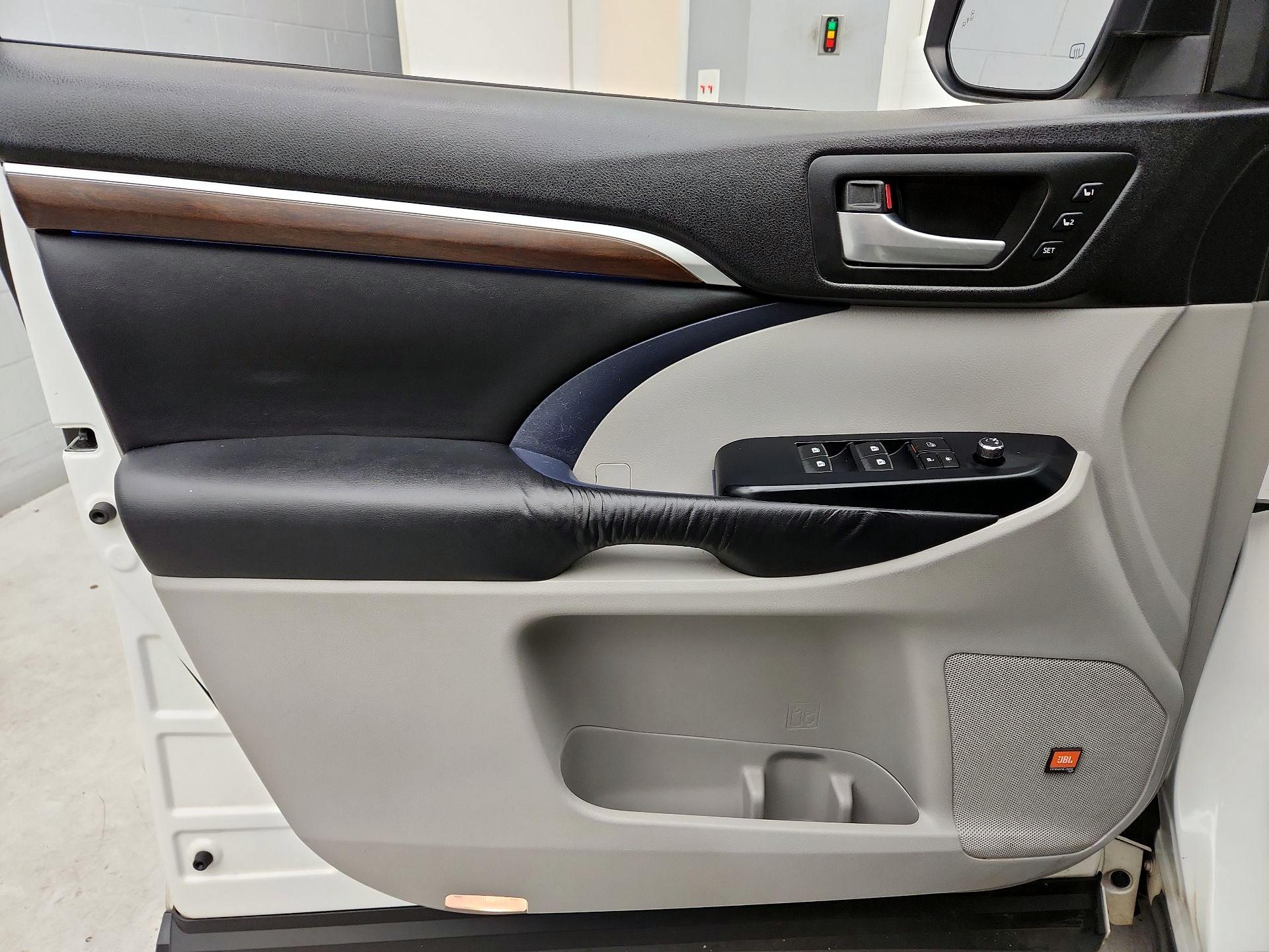 Thumbnail: 2016 Toyota Highlander - 12