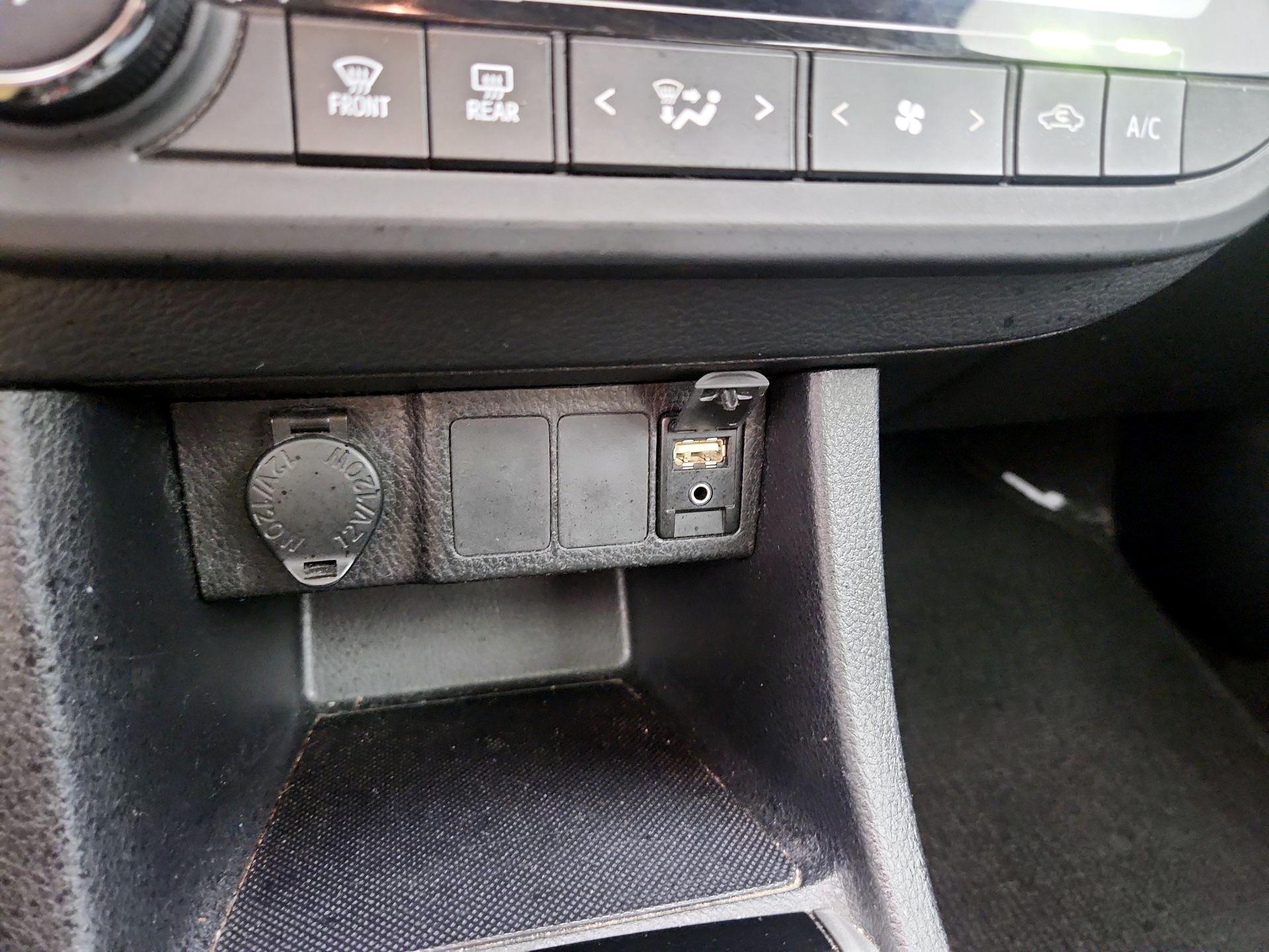 Thumbnail: 2014 Toyota Corolla - 18