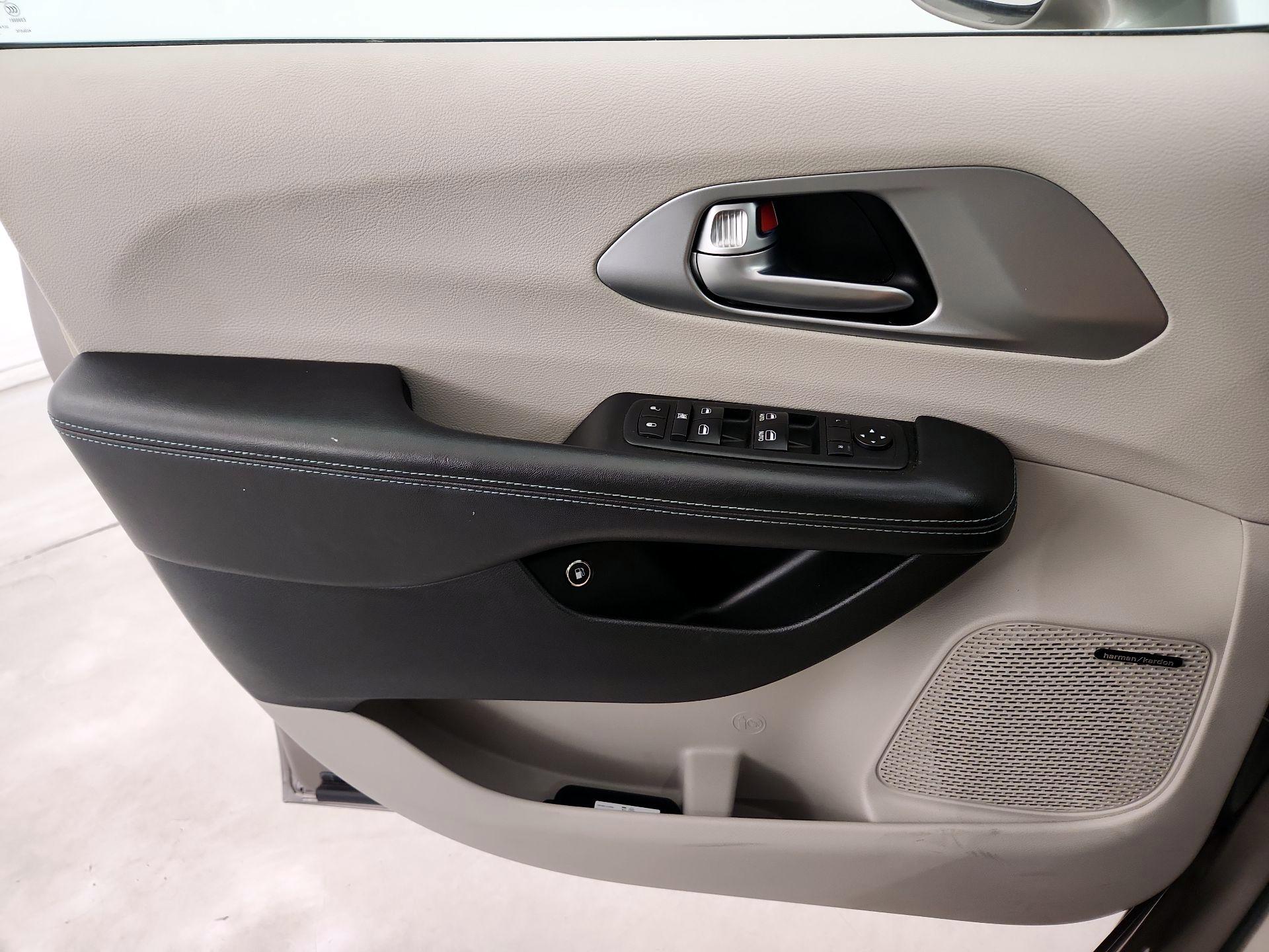 Thumbnail: 2018 Chrysler Pacifica - 12