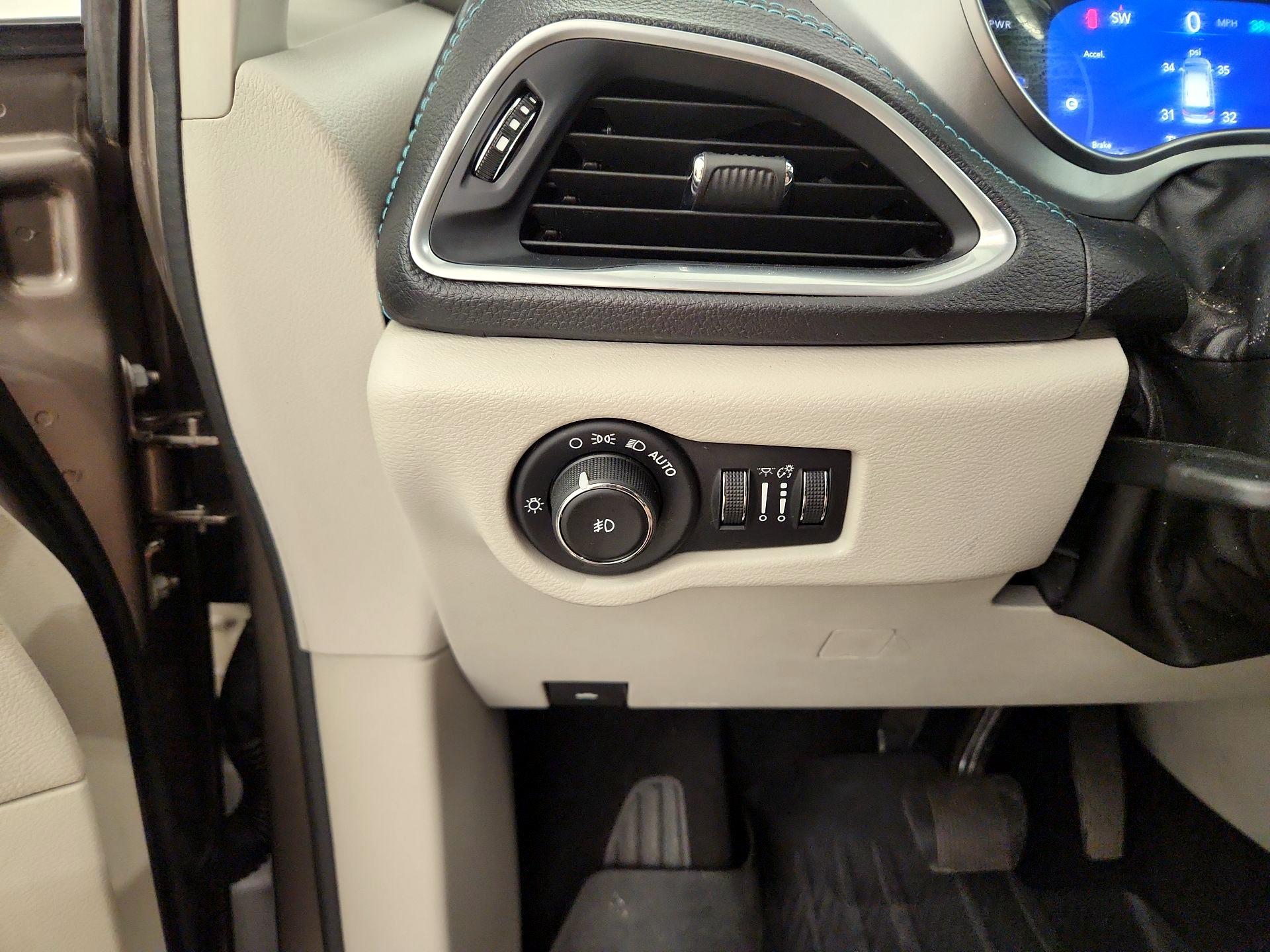 Thumbnail: 2018 Chrysler Pacifica - 13