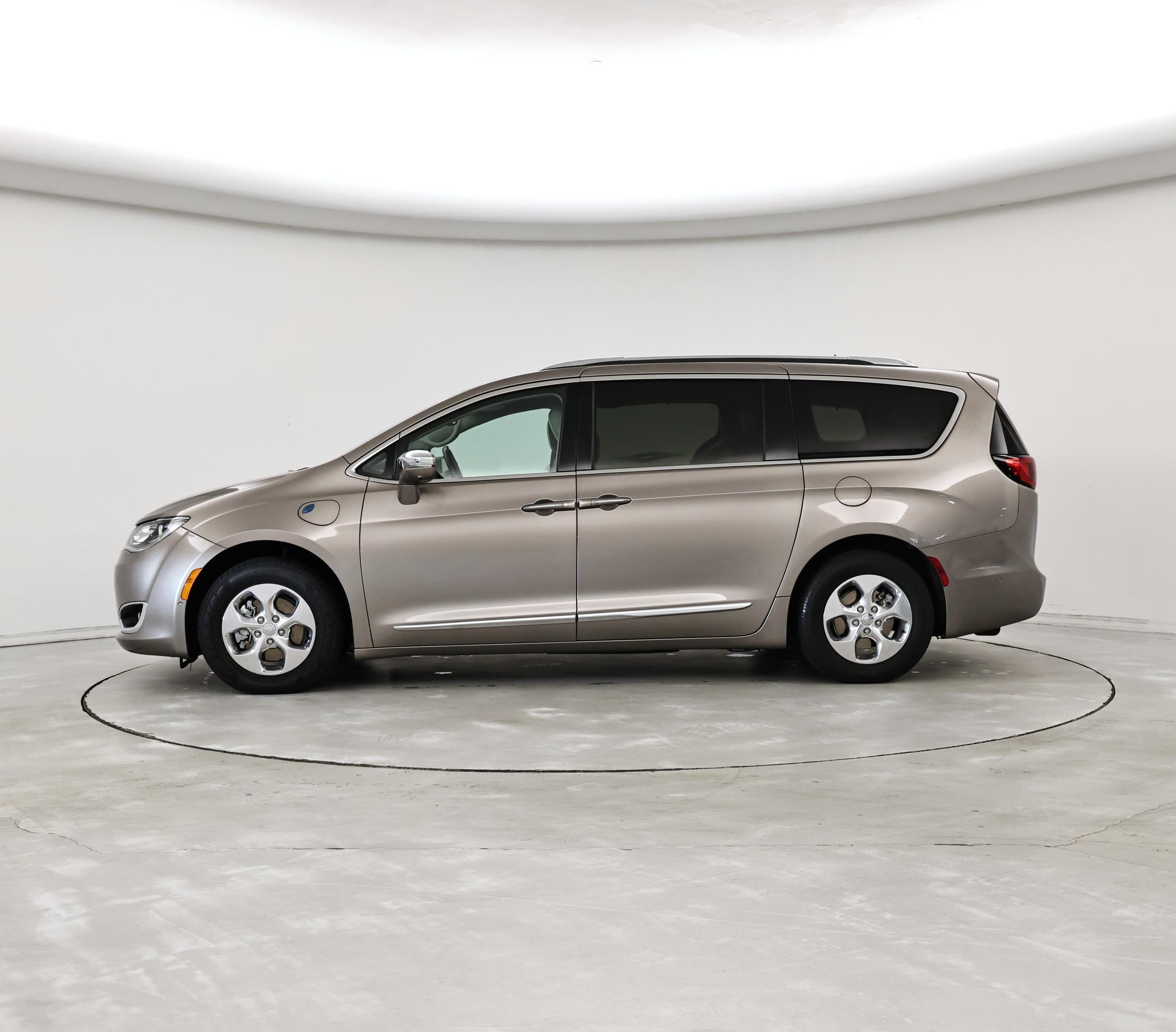 Thumbnail: 2018 Chrysler Pacifica - 3