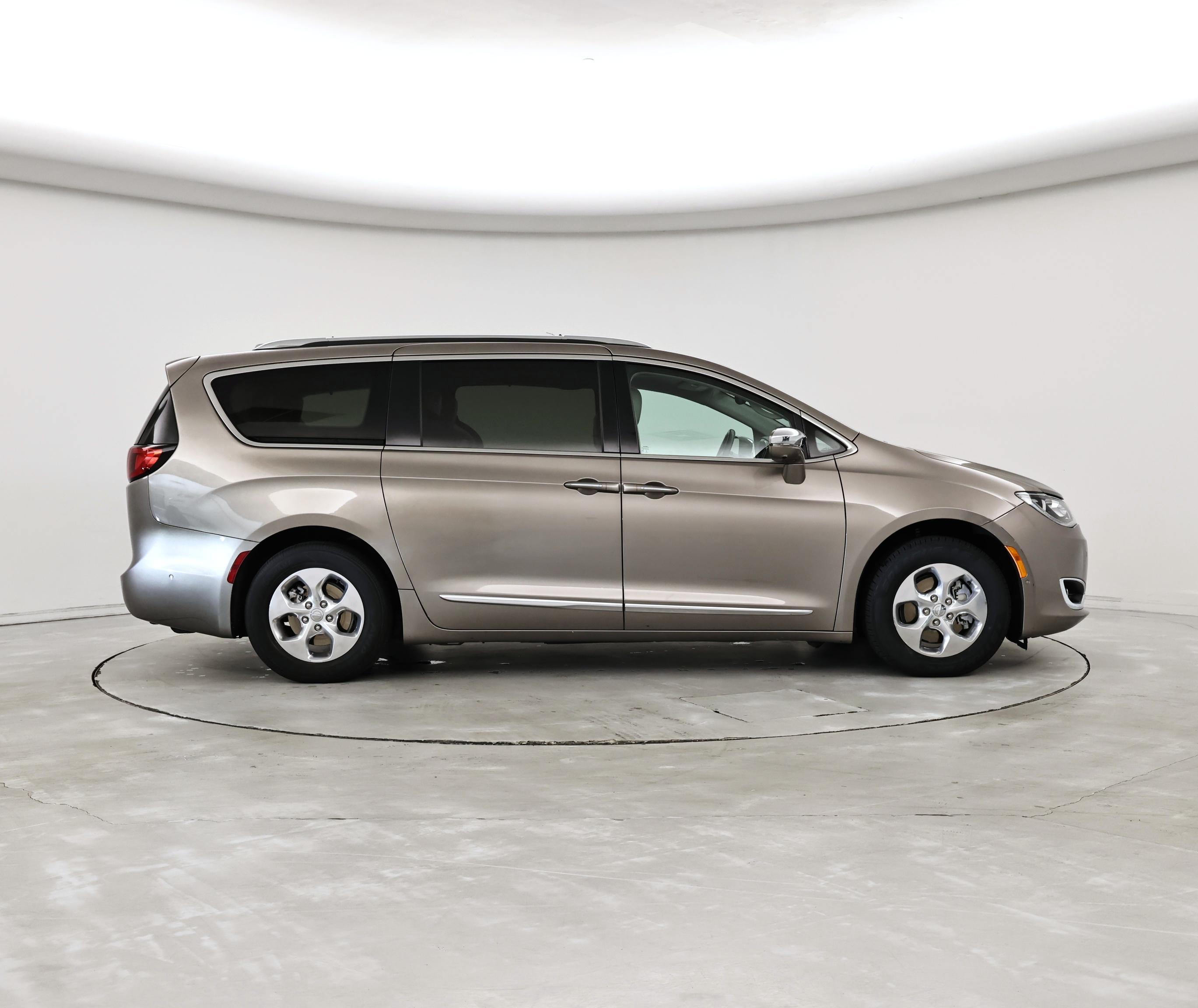 Thumbnail: 2018 Chrysler Pacifica - 7