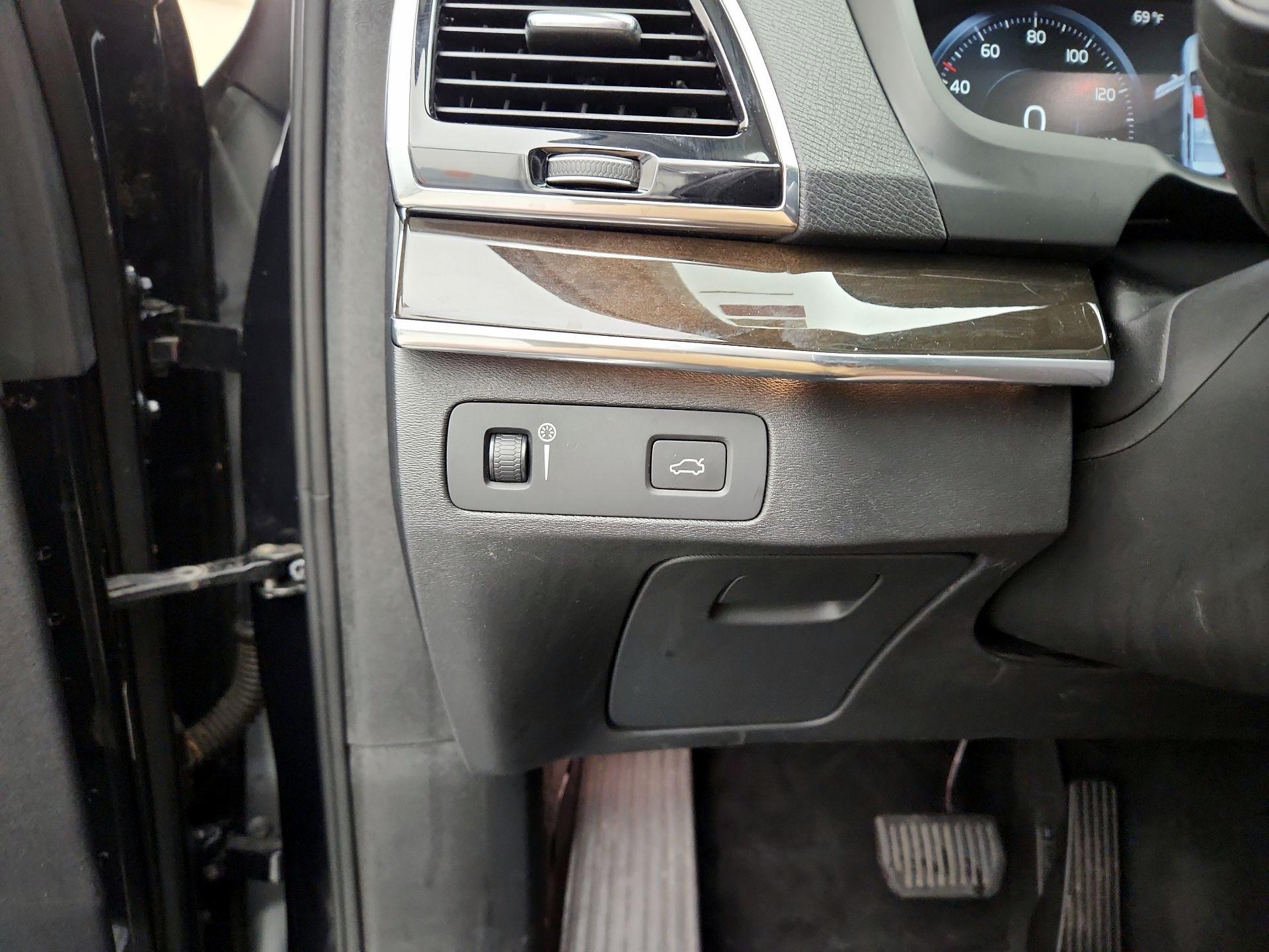 Thumbnail: 2017 Volvo XC90 - 13
