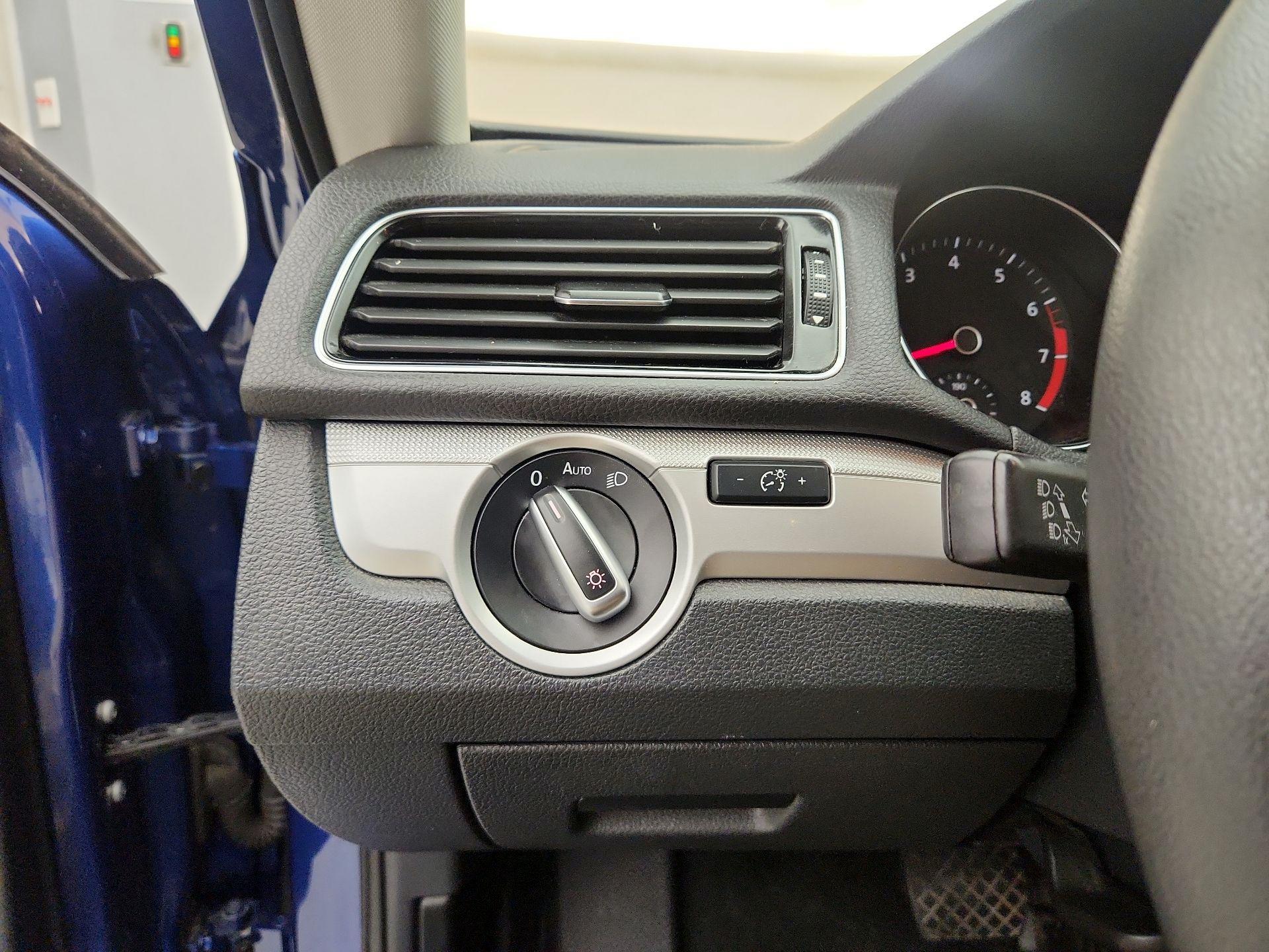Thumbnail: 2017 Volkswagen Passat - 13