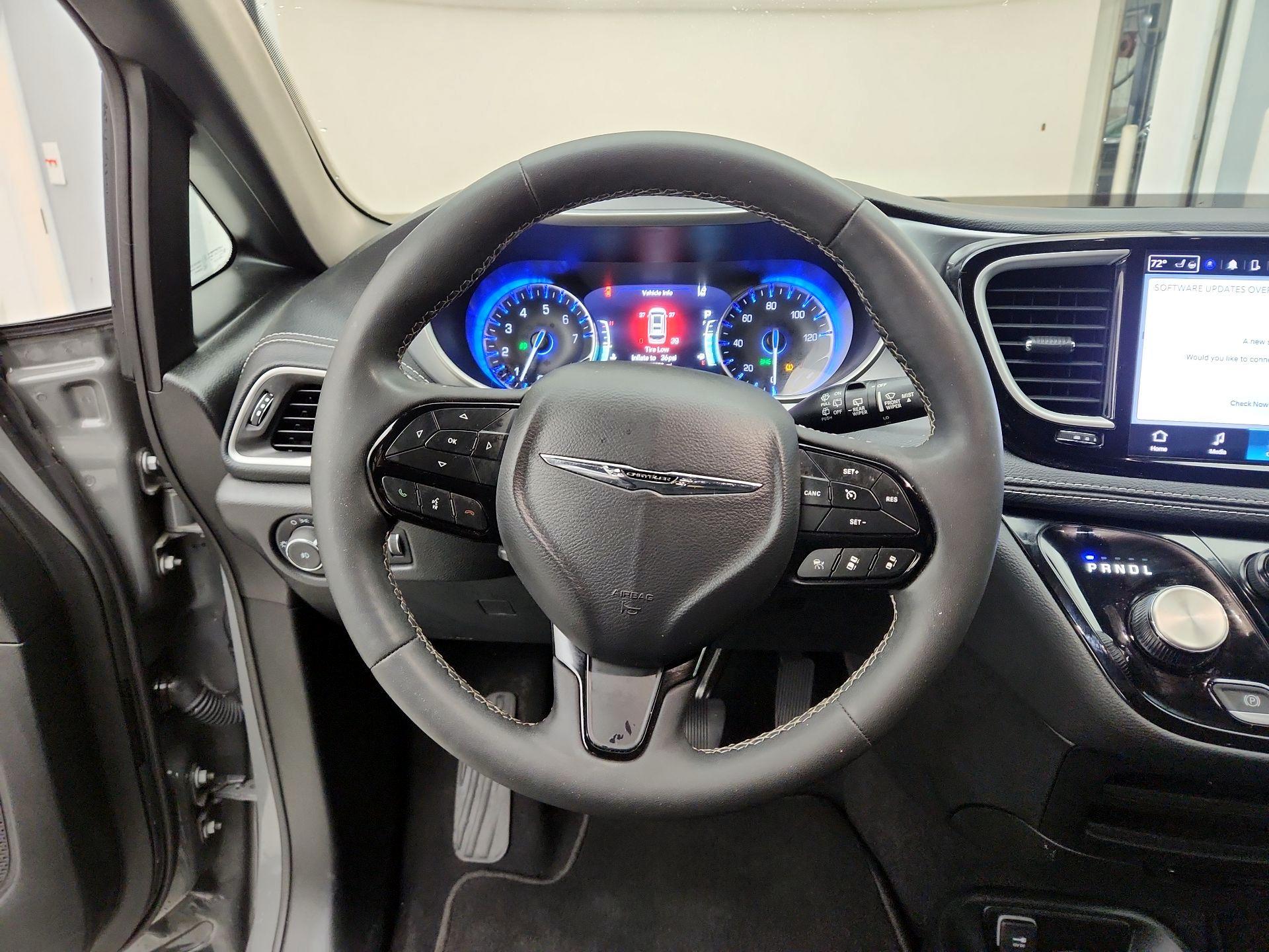 Thumbnail: 2023 Chrysler Pacifica - 10