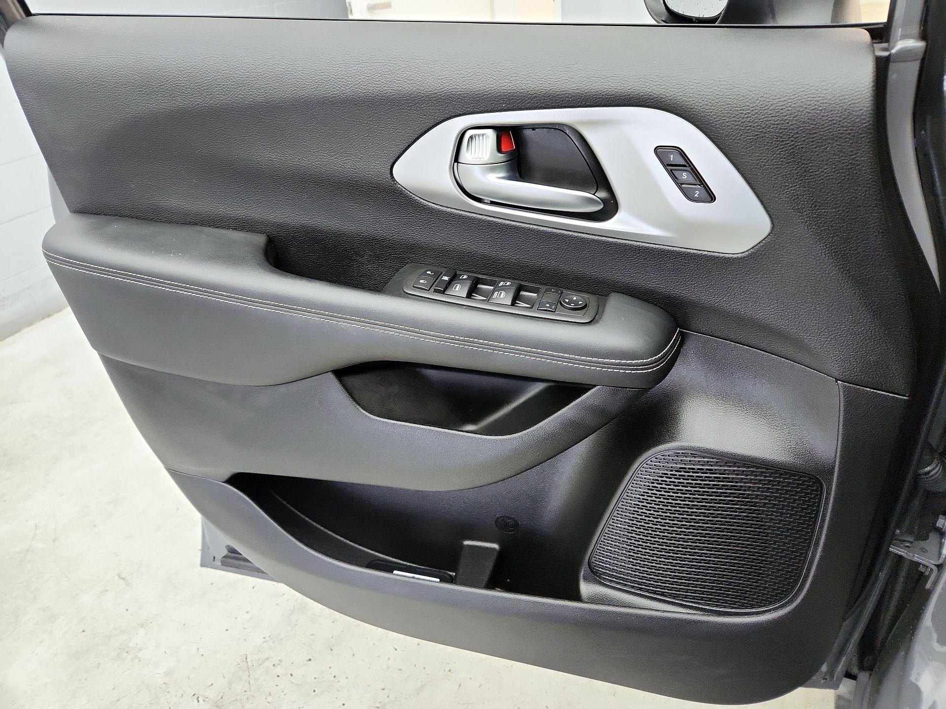 Thumbnail: 2023 Chrysler Pacifica - 12