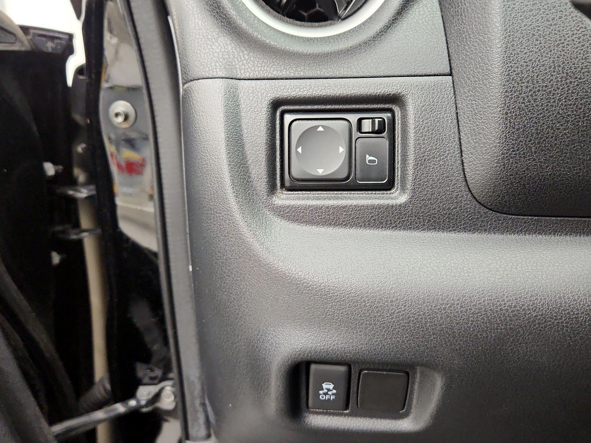 Thumbnail: 2014 Nissan Versa Note - 13
