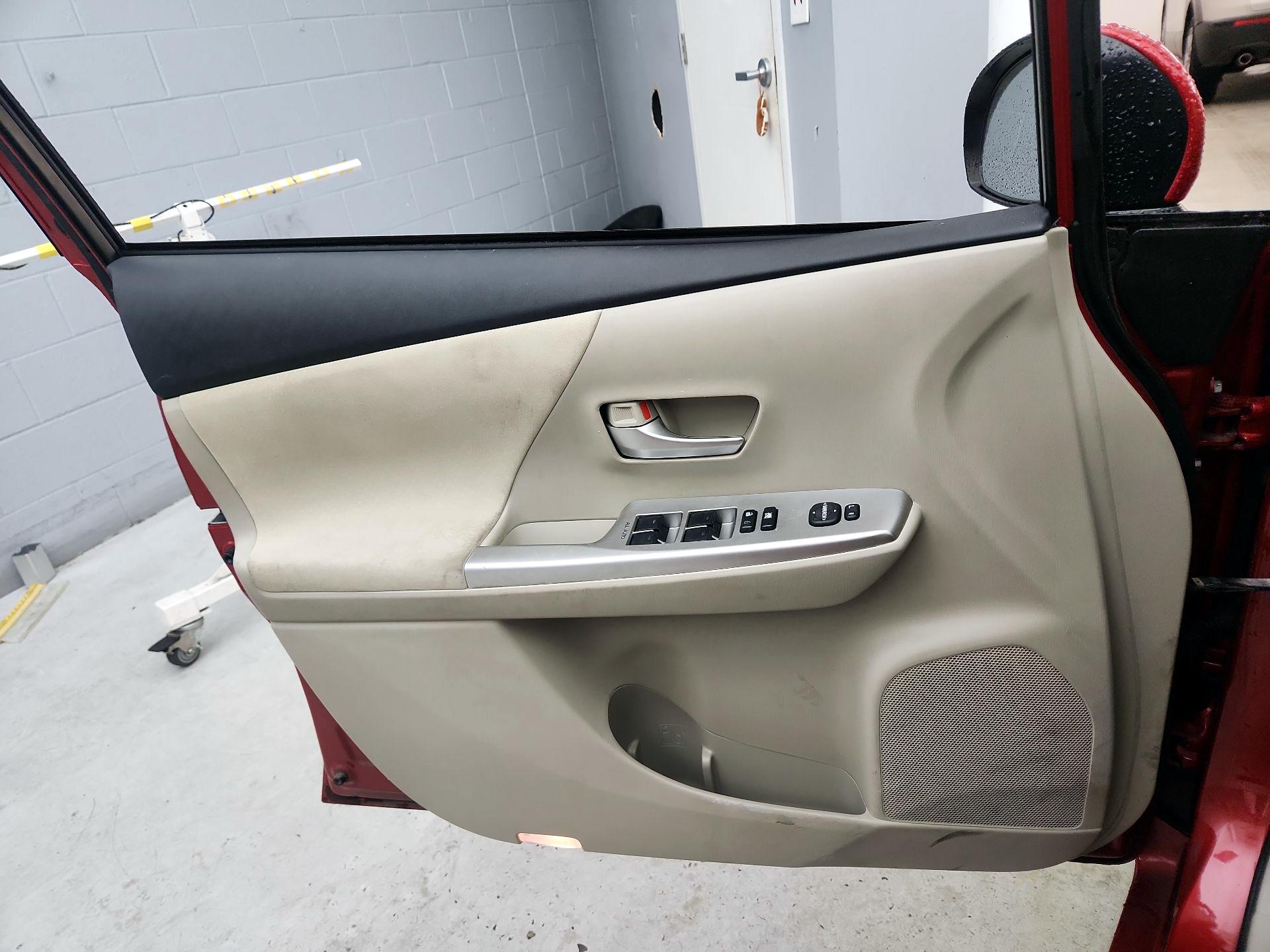 Thumbnail: 2014 Toyota Prius v - 12