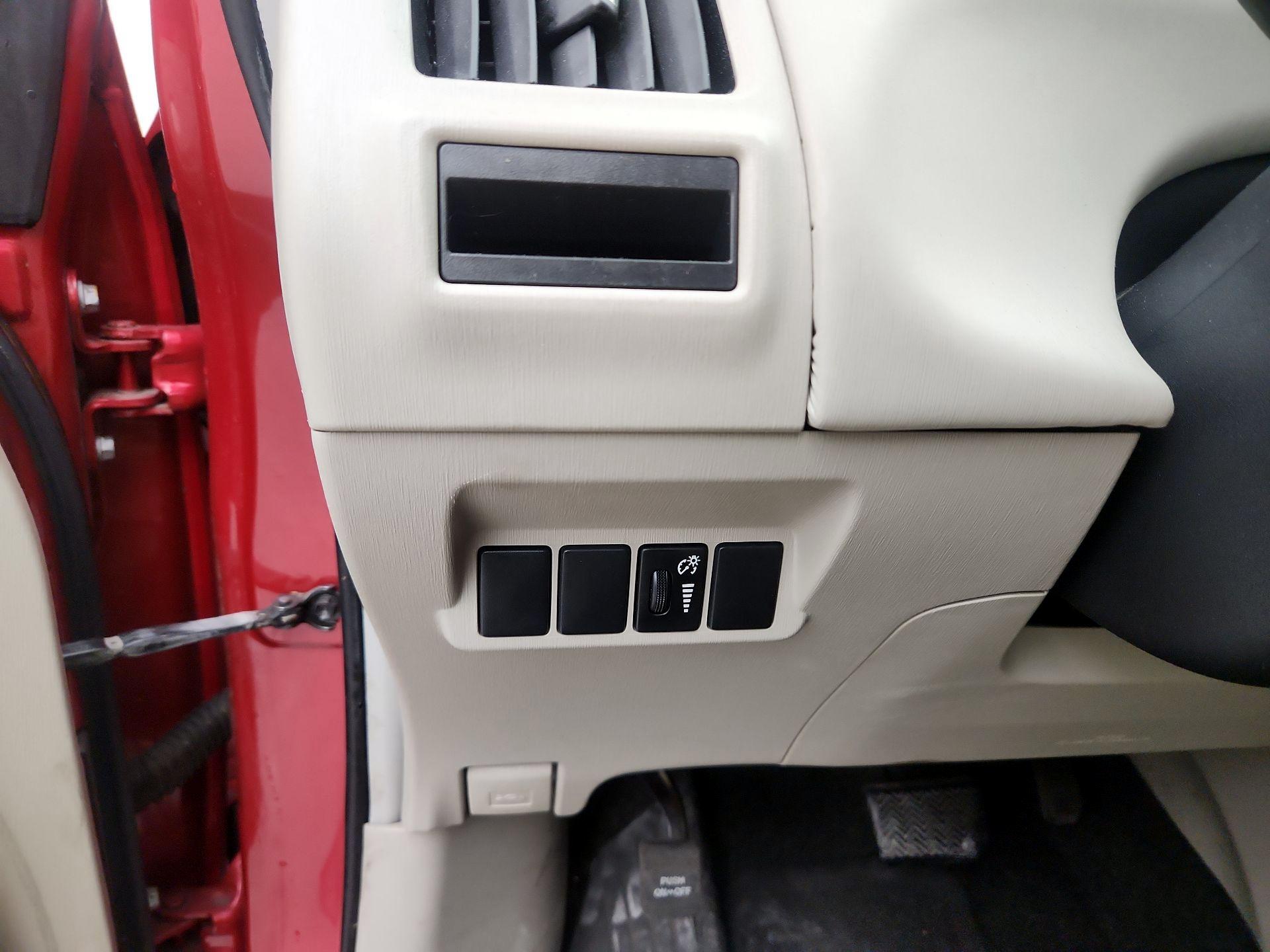 Thumbnail: 2014 Toyota Prius v - 13