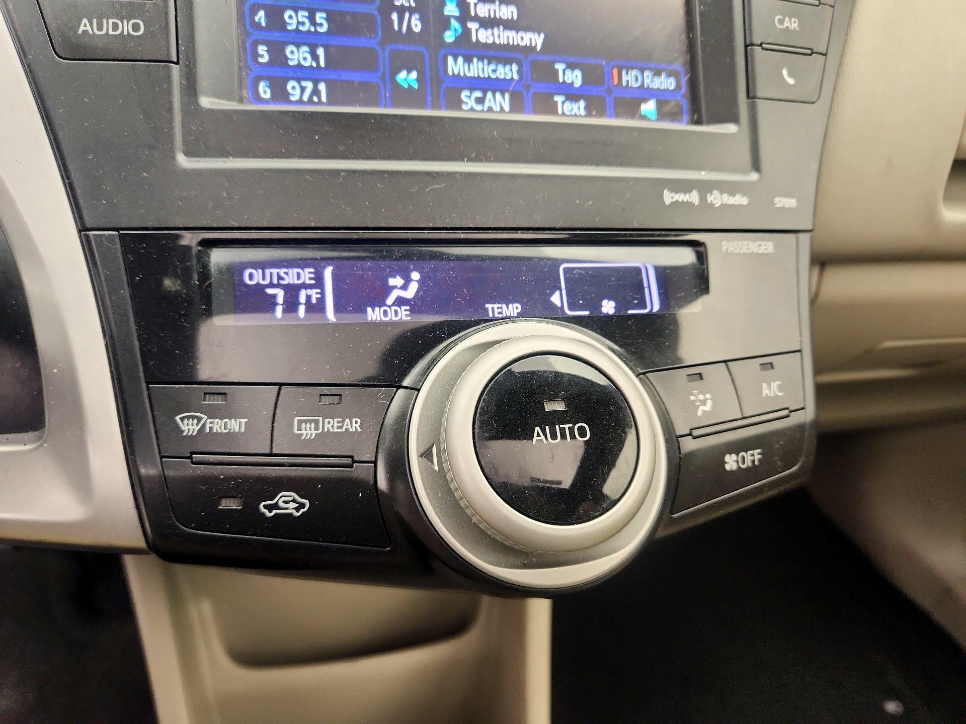Thumbnail: 2014 Toyota Prius v - 17