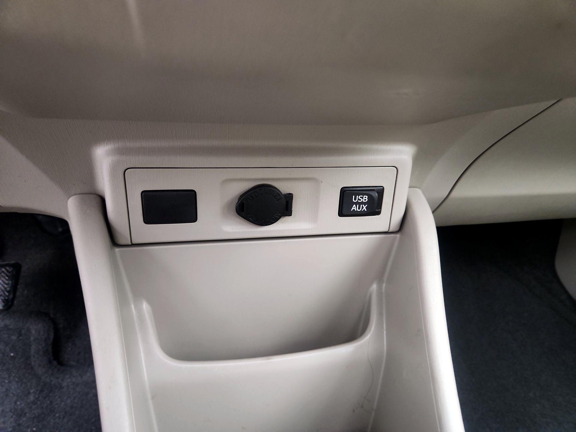 Thumbnail: 2014 Toyota Prius v - 19