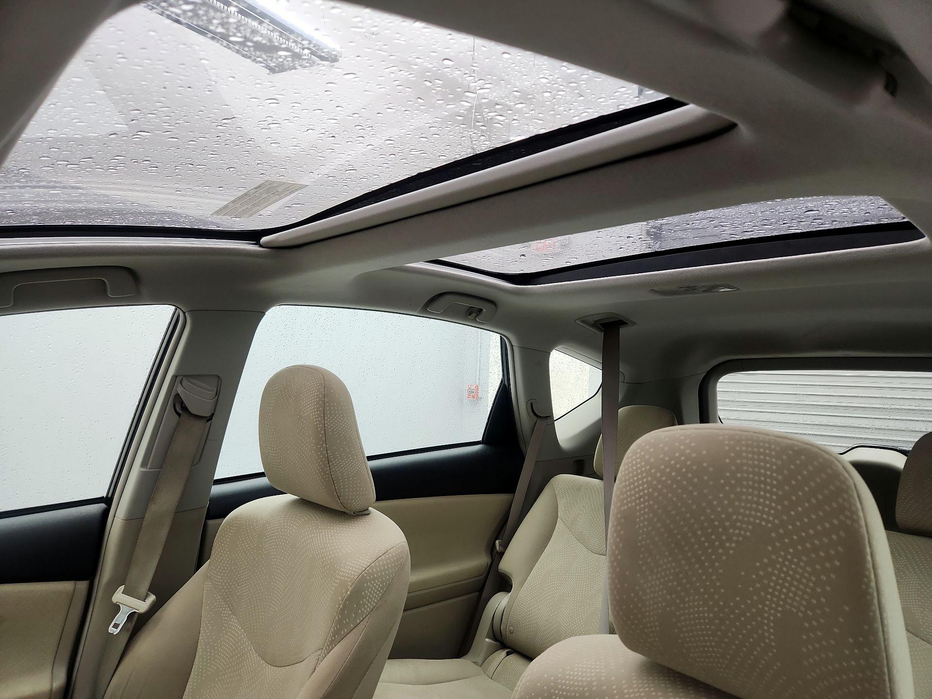 Thumbnail: 2014 Toyota Prius v - 20
