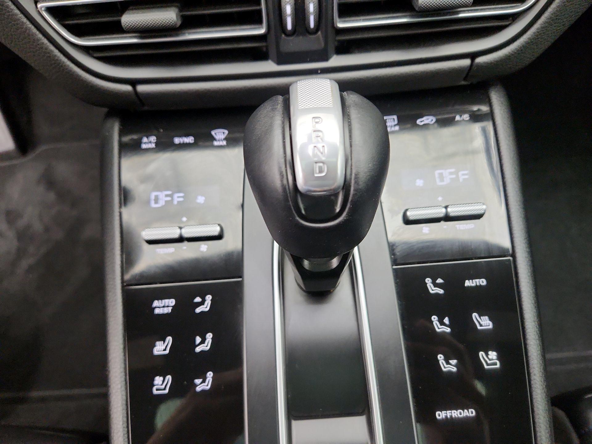 Thumbnail: 2023 Porsche Macan - 18