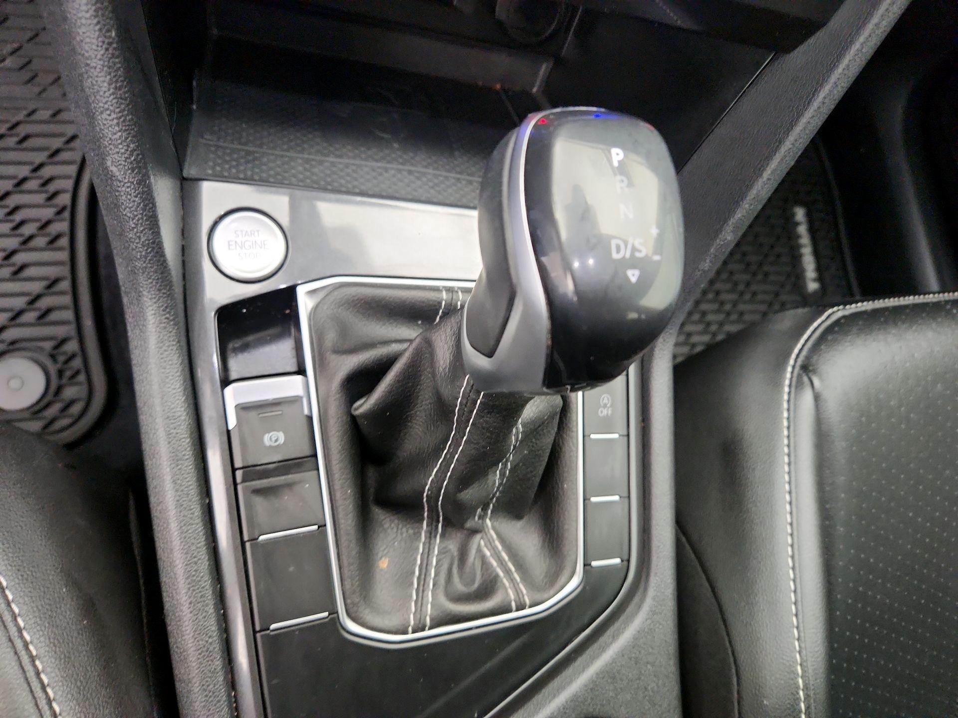 Thumbnail: 2022 Volkswagen Tiguan - 17