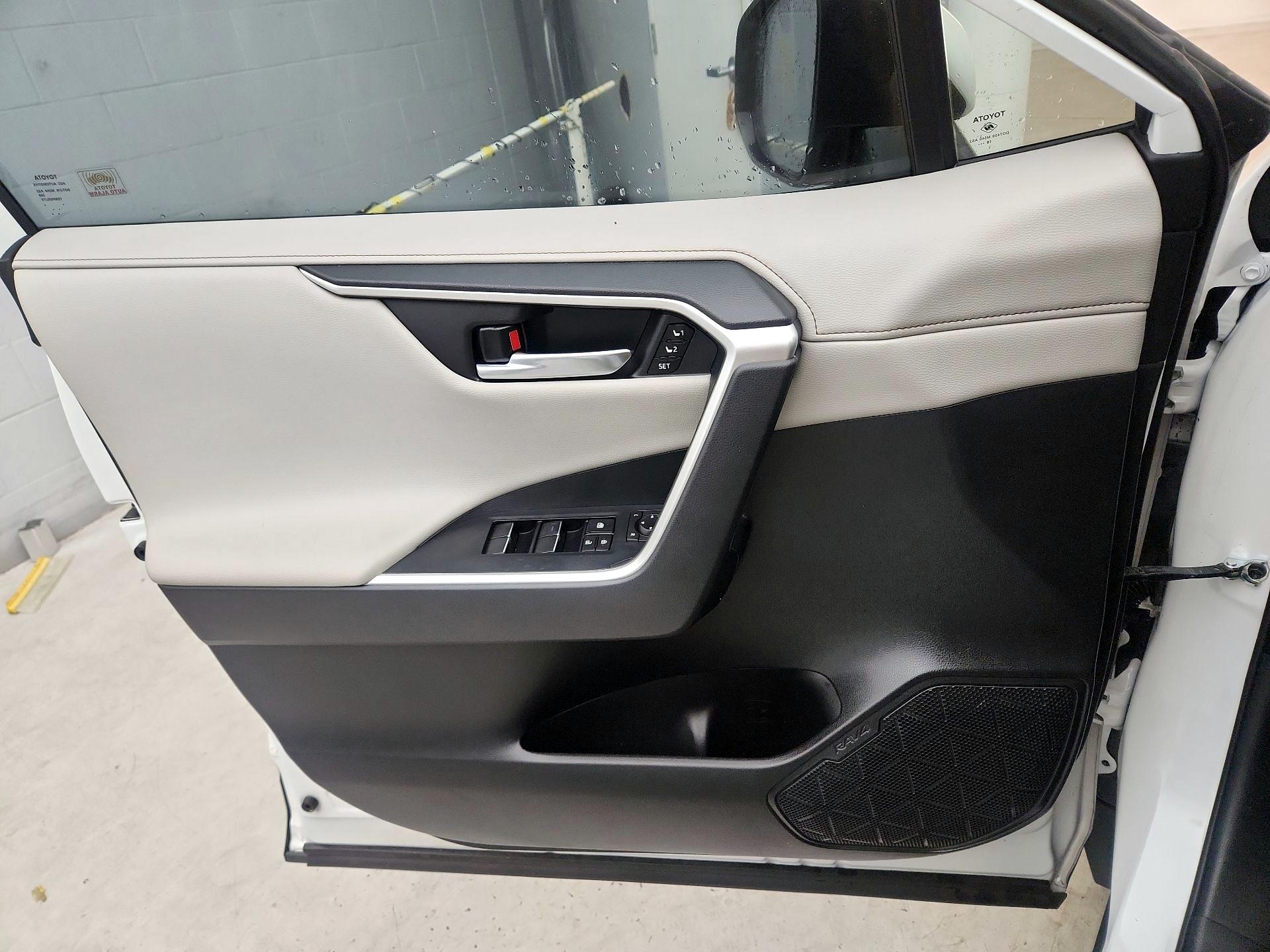 Thumbnail: 2019 Toyota RAV4 - 12