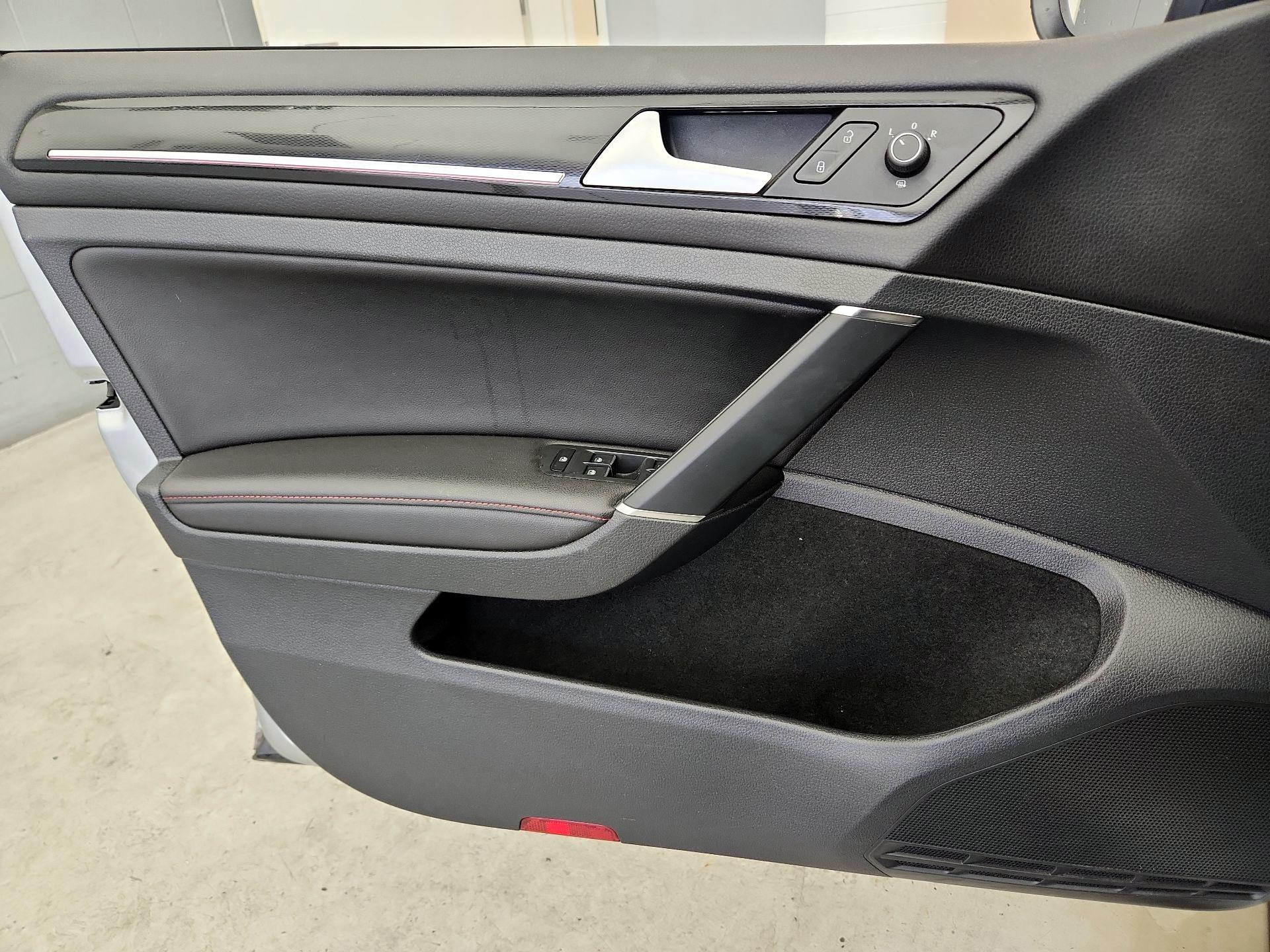 Thumbnail: 2016 Volkswagen Golf - 12