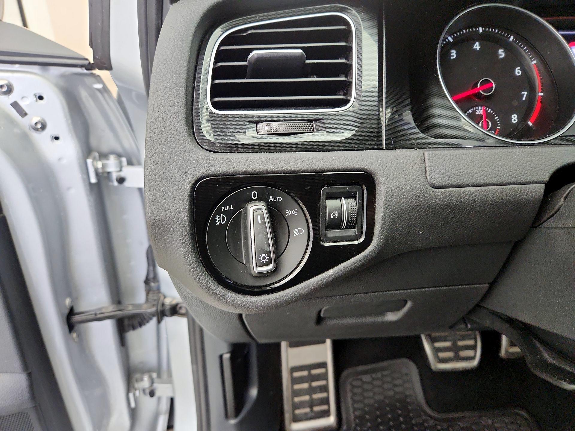 Thumbnail: 2016 Volkswagen Golf - 13