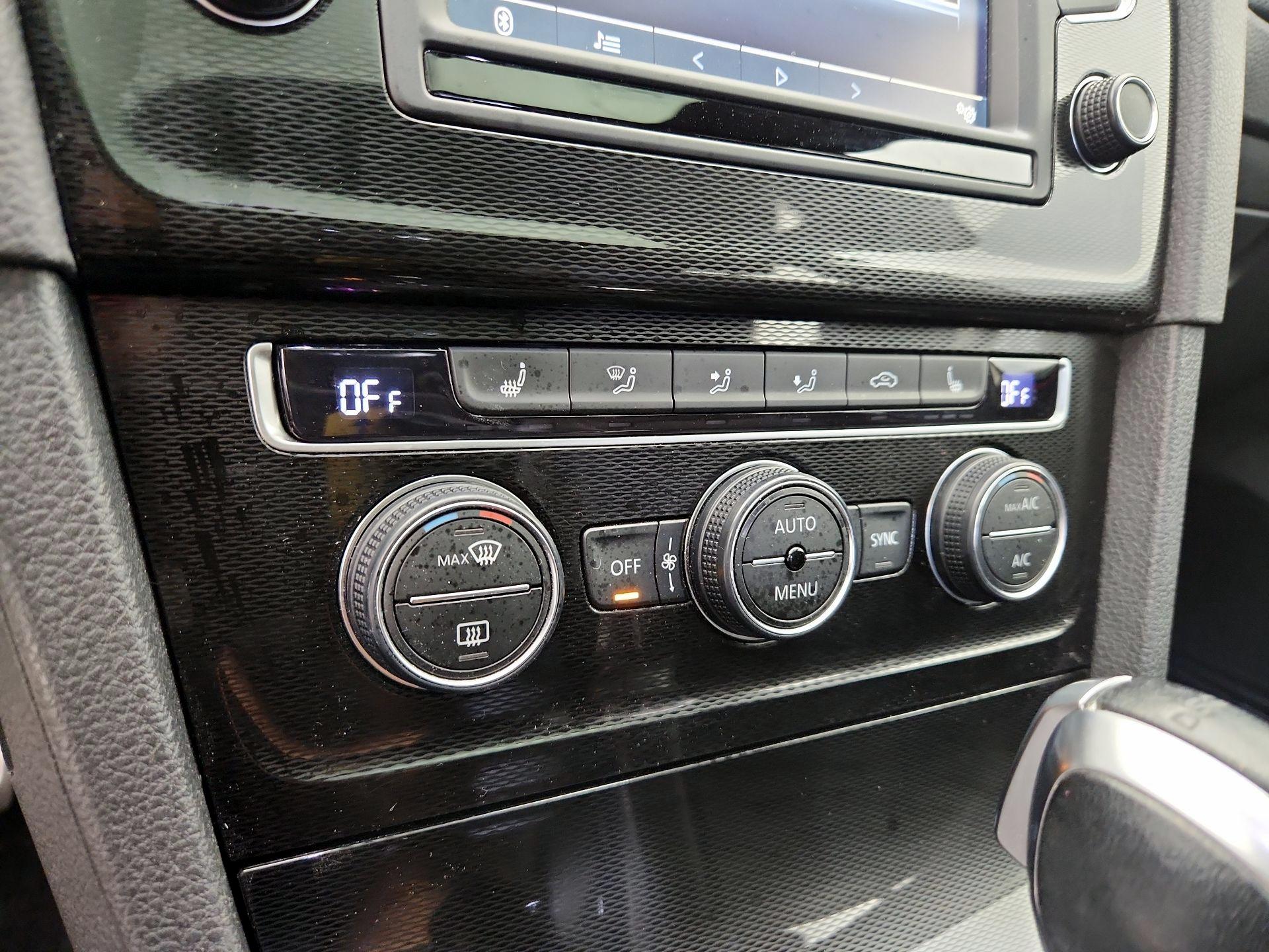 Thumbnail: 2016 Volkswagen Golf - 17